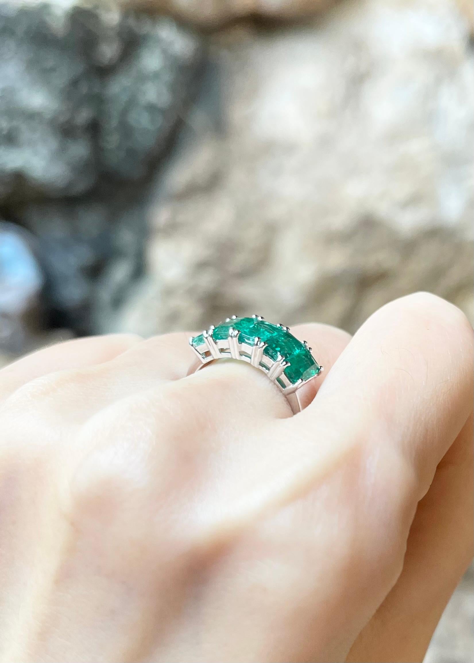 Women's or Men's Emerald Ring set in 18K White Gold Settings For Sale