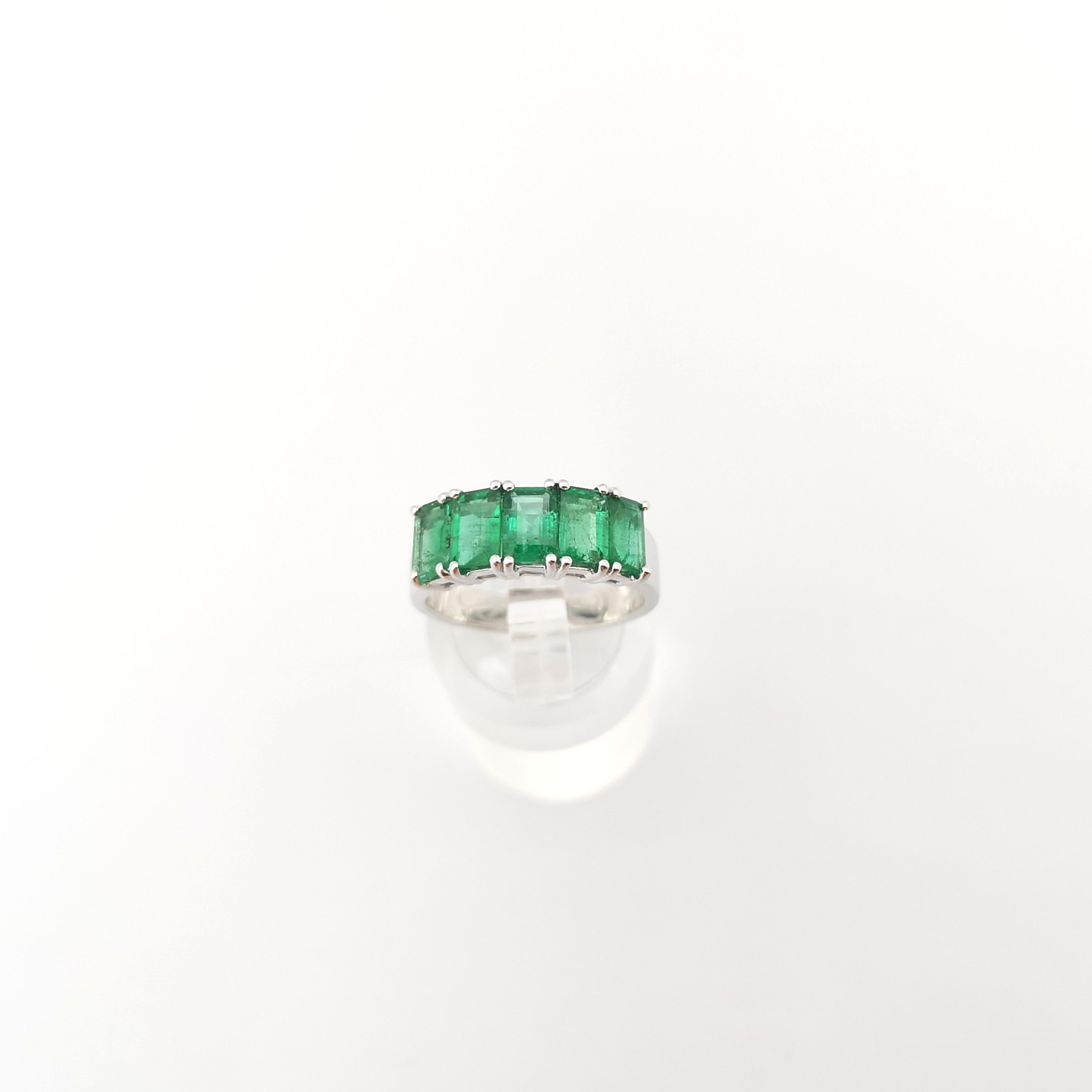 Emerald Ring set in 18K White Gold Settings For Sale 1