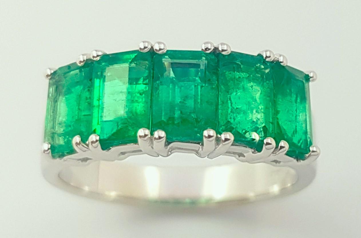 Emerald Ring set in 18K White Gold Settings For Sale 2