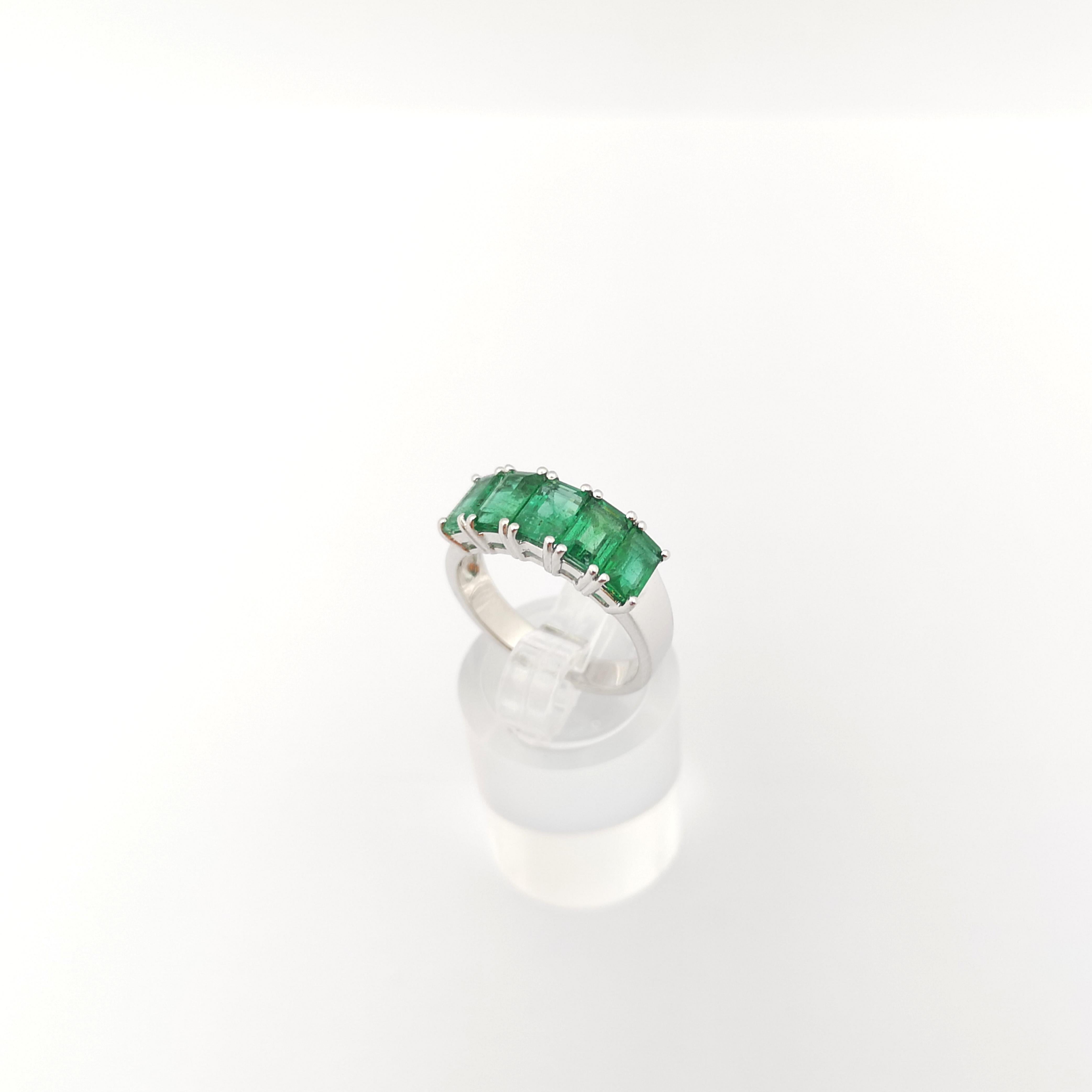 Emerald Ring set in 18K White Gold Settings For Sale 3