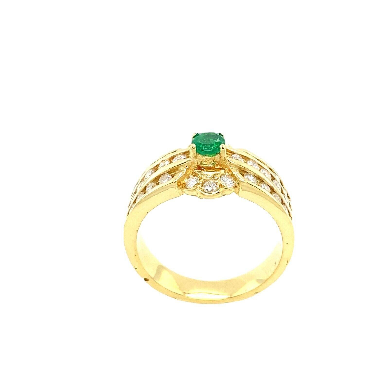 Round Cut Emerald Ring Set with 0.40ct Natural Round Diamonds in 18ct Yellow Gold For Sale
