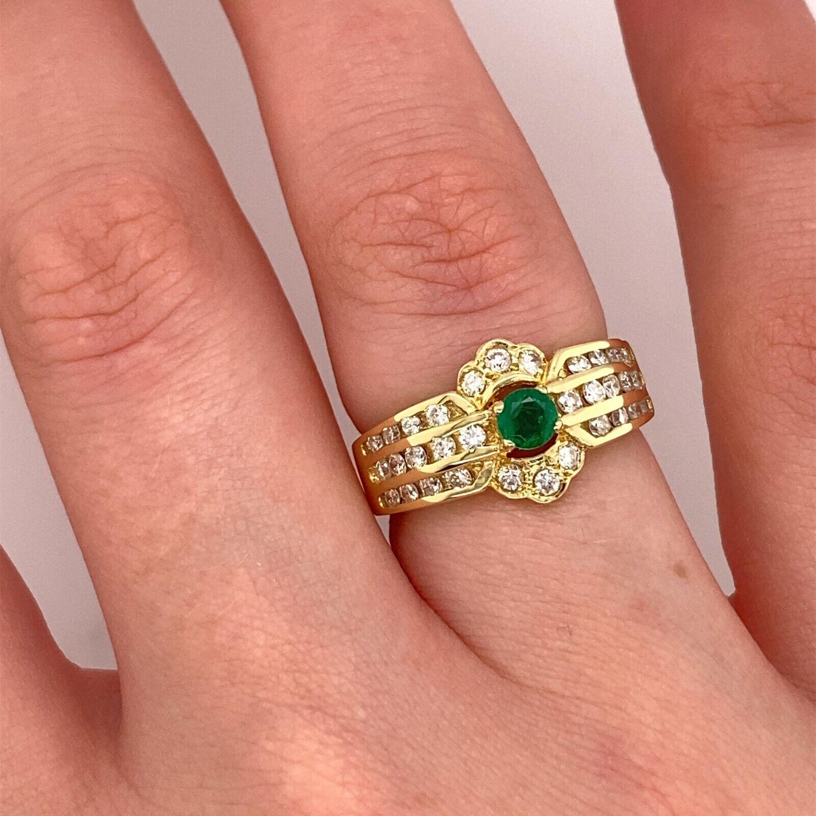 Emerald Ring Set with 0.40ct Natural Round Diamonds in 18ct Yellow Gold In Excellent Condition For Sale In London, GB