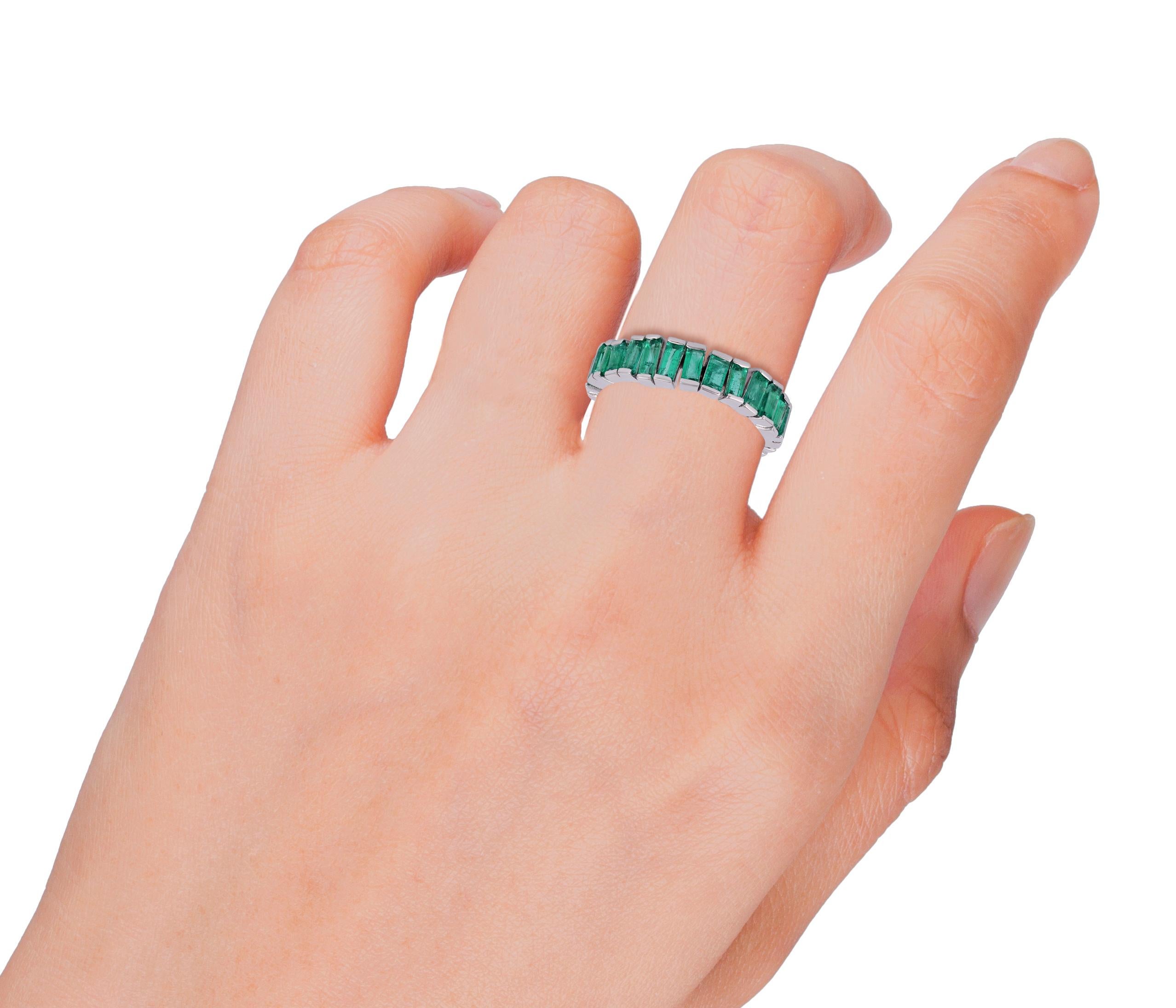 Emerald Ring Studded in 18K White Gold In New Condition In Jaipur, Rajasthan