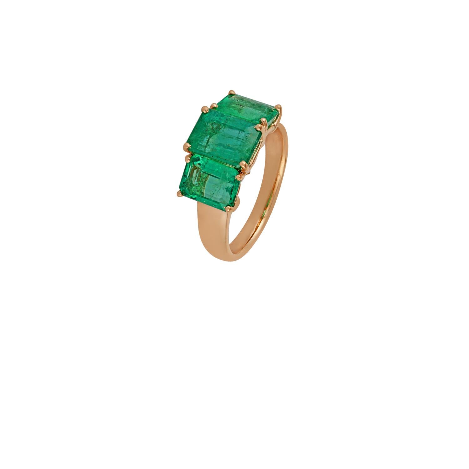 Contemporary Emerald Ring Studded in 18 Karat Yellow Gold For Sale