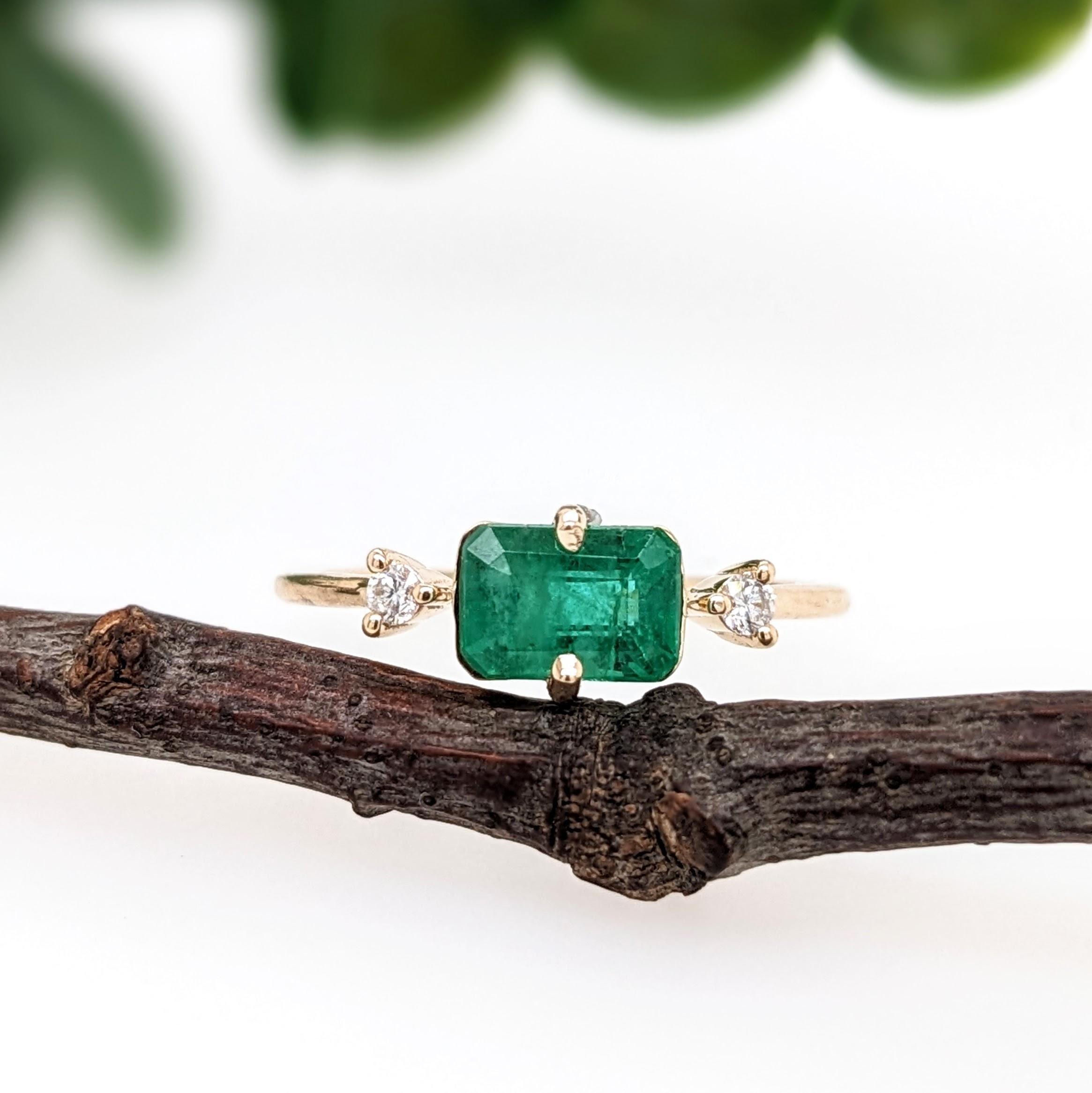 Dieser Ring zeigt einen wunderschönen Smaragd in einer hübschen NNJ Designs Ringfassung mit funkelnden natürlichen Diamanten, die alle in 14k Gelbgold gefasst sind. Ein wunderschöner moderner Look, der sowohl geometrisch als auch zierlich