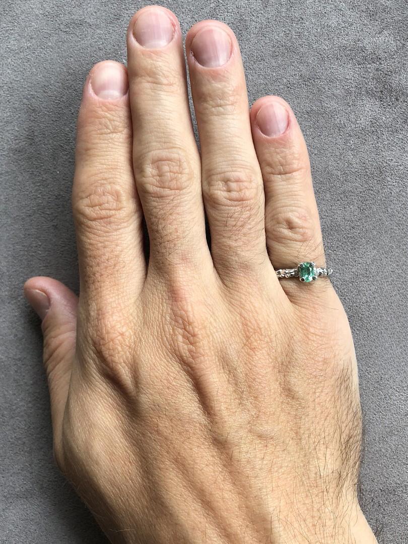 Emerald Ring White Gold Oval Cut Natural Green Engagement ring In New Condition For Sale In Berlin, DE