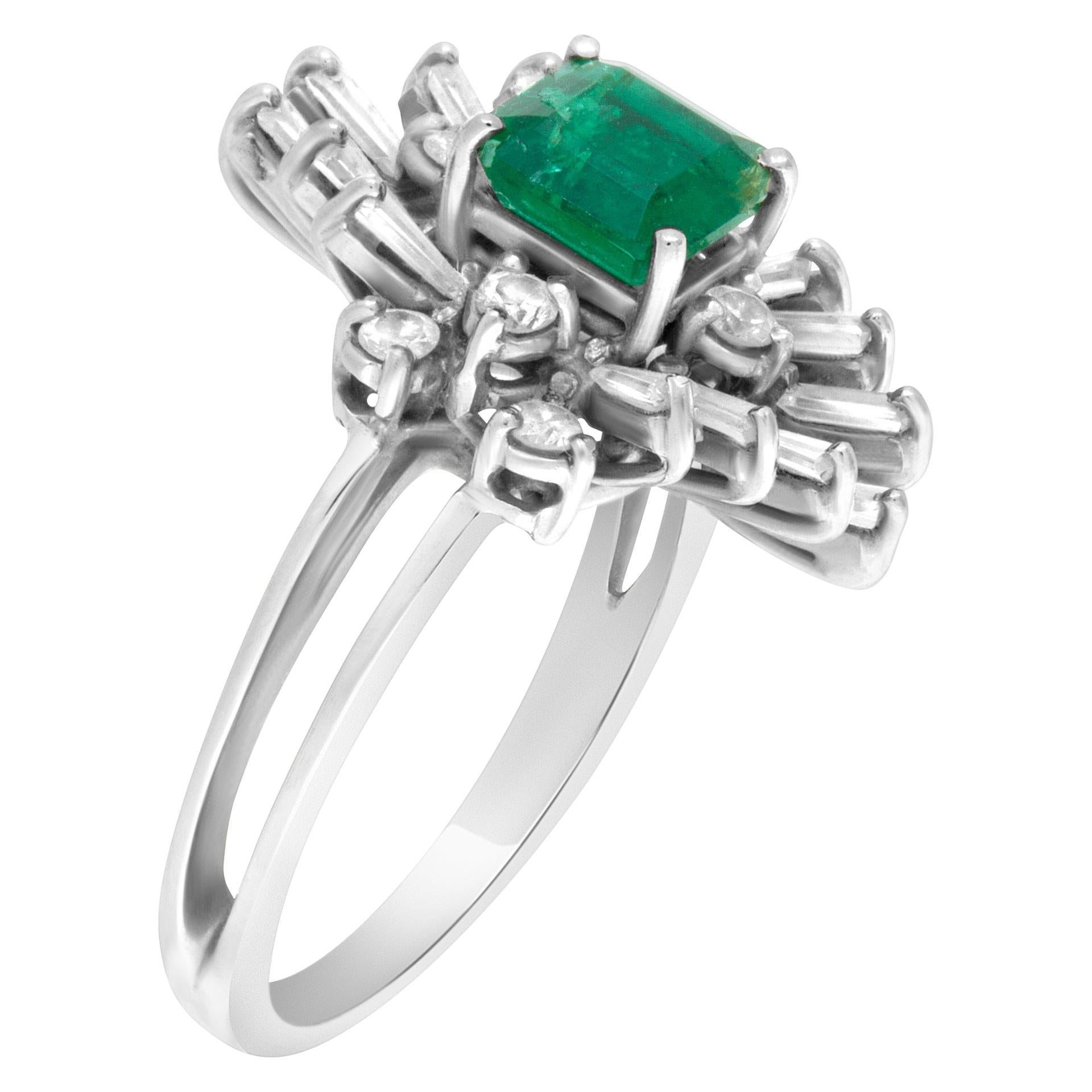 Vintage Ballerina-Stil Ring mit Diamanten und Smaragd-Schliff Center Emerald (ca. 0,70 Karat) in 18K Weißgold gesetzt. Insgesamt Baguettes & Runde Diamanten ca. 0,75 Karat. Größe 7.5  Dieser Smaragd Ring ist derzeit Größe 7,5 und einige Elemente