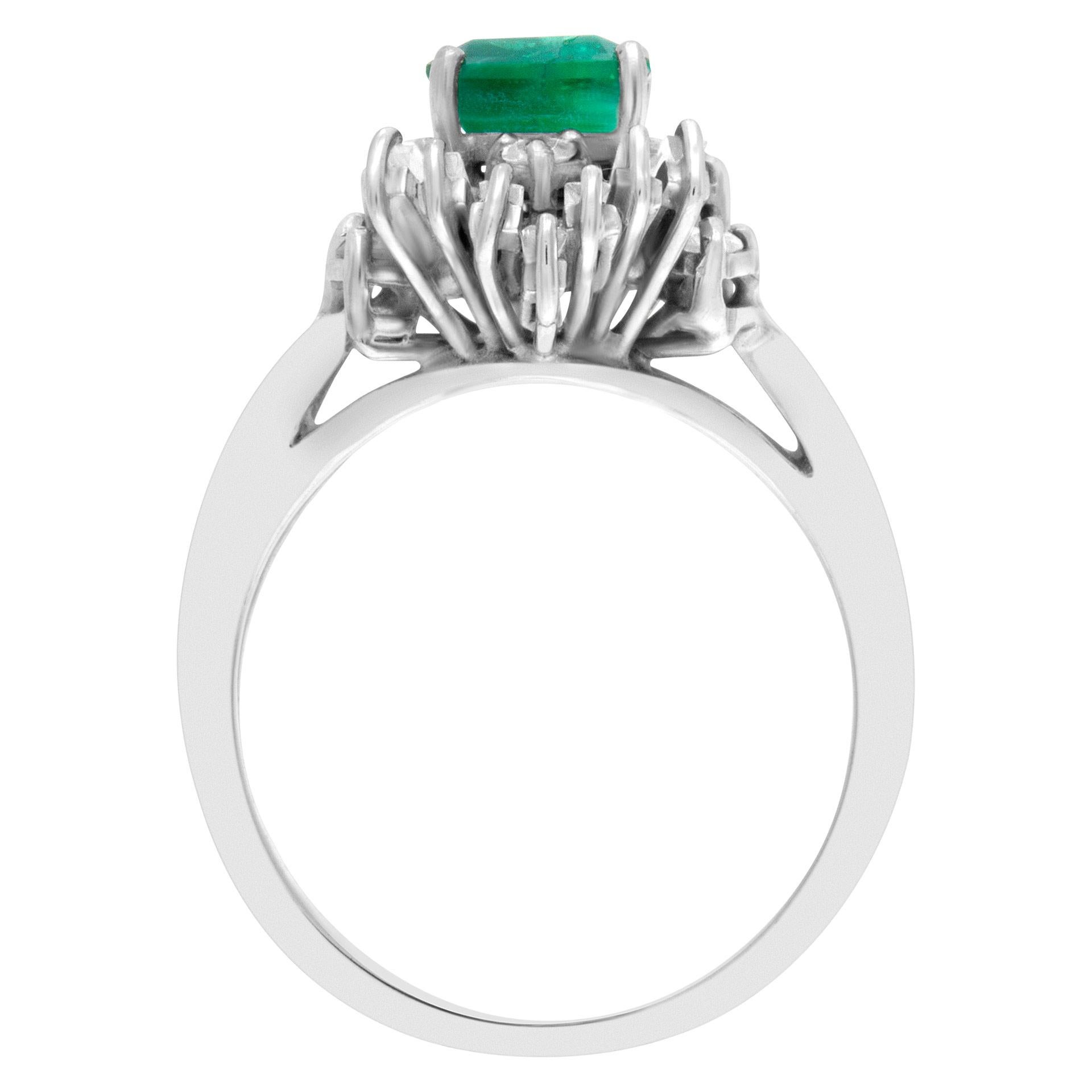 Smaragdring mit Diamantakzenten aus 18 Karat Weißgold Damen