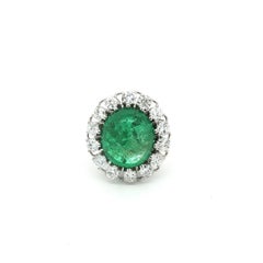 Smaragdring mit Diamant-Entourage aus 14-karätigem Weißgold