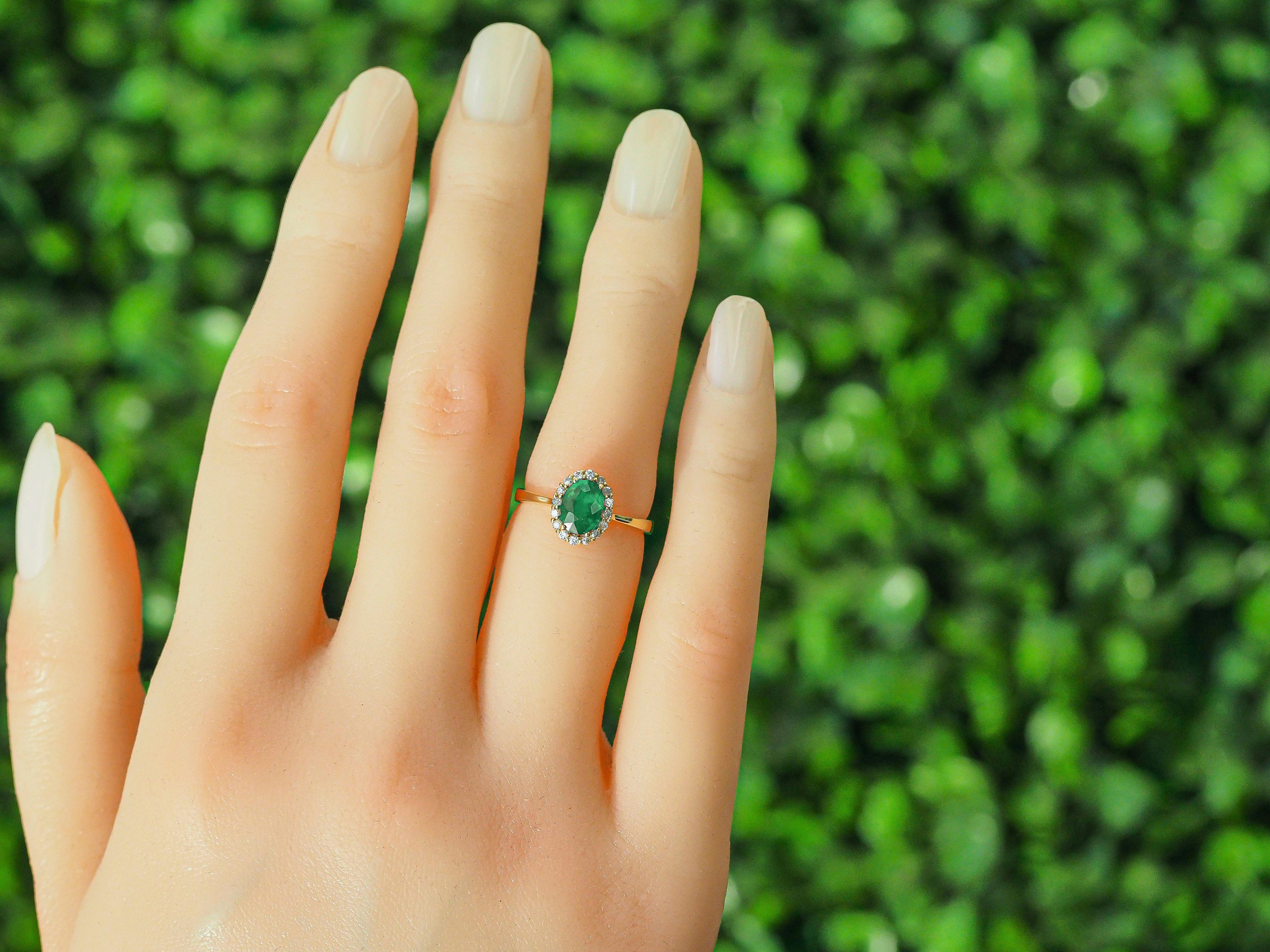 Women's or Men's Emerald ring with diamond halo. For Sale