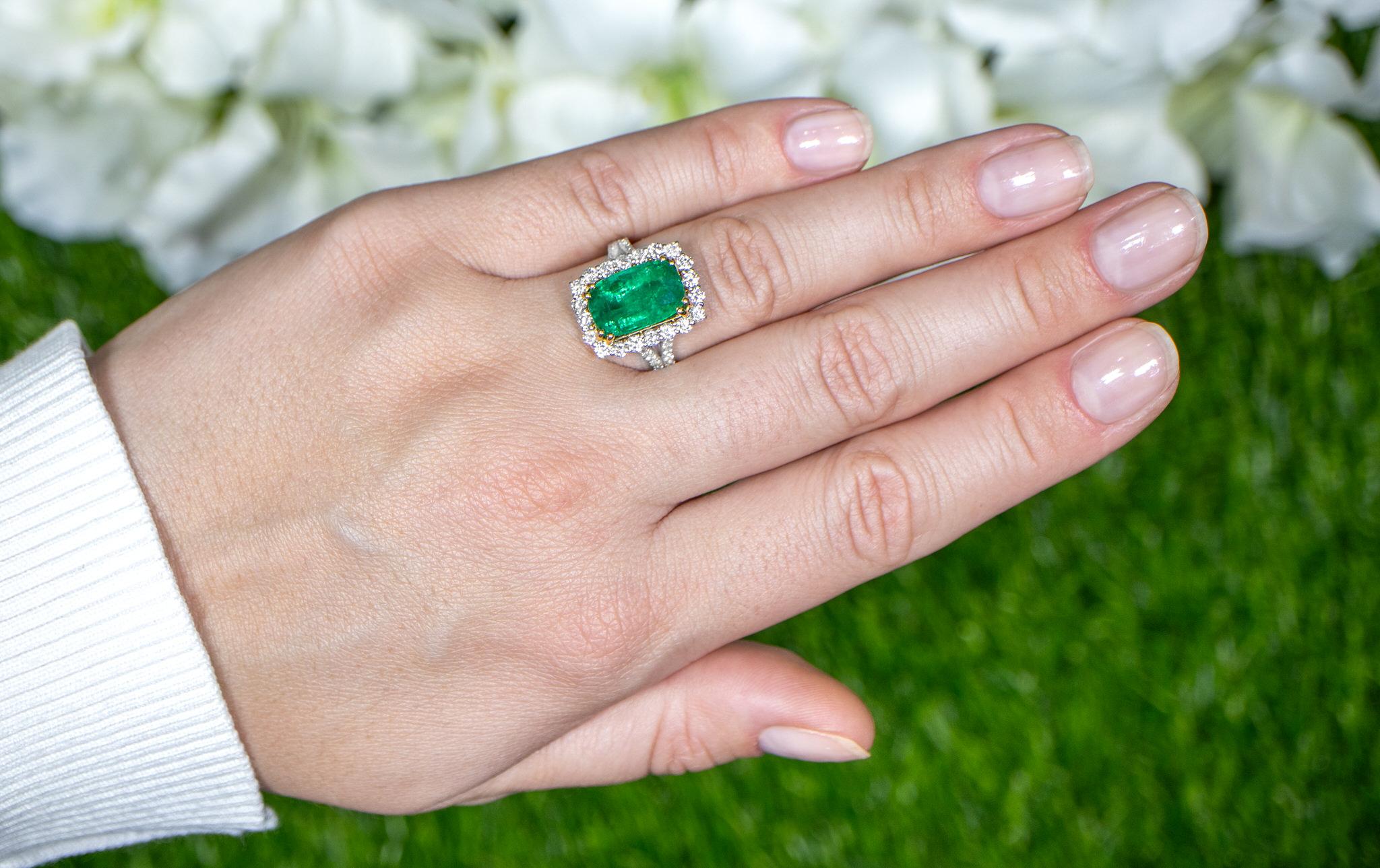 Smaragdring mit Diamant-Halo-Fassung, 5,12 Karat 18K Gold im Zustand „Hervorragend“ im Angebot in Laguna Niguel, CA