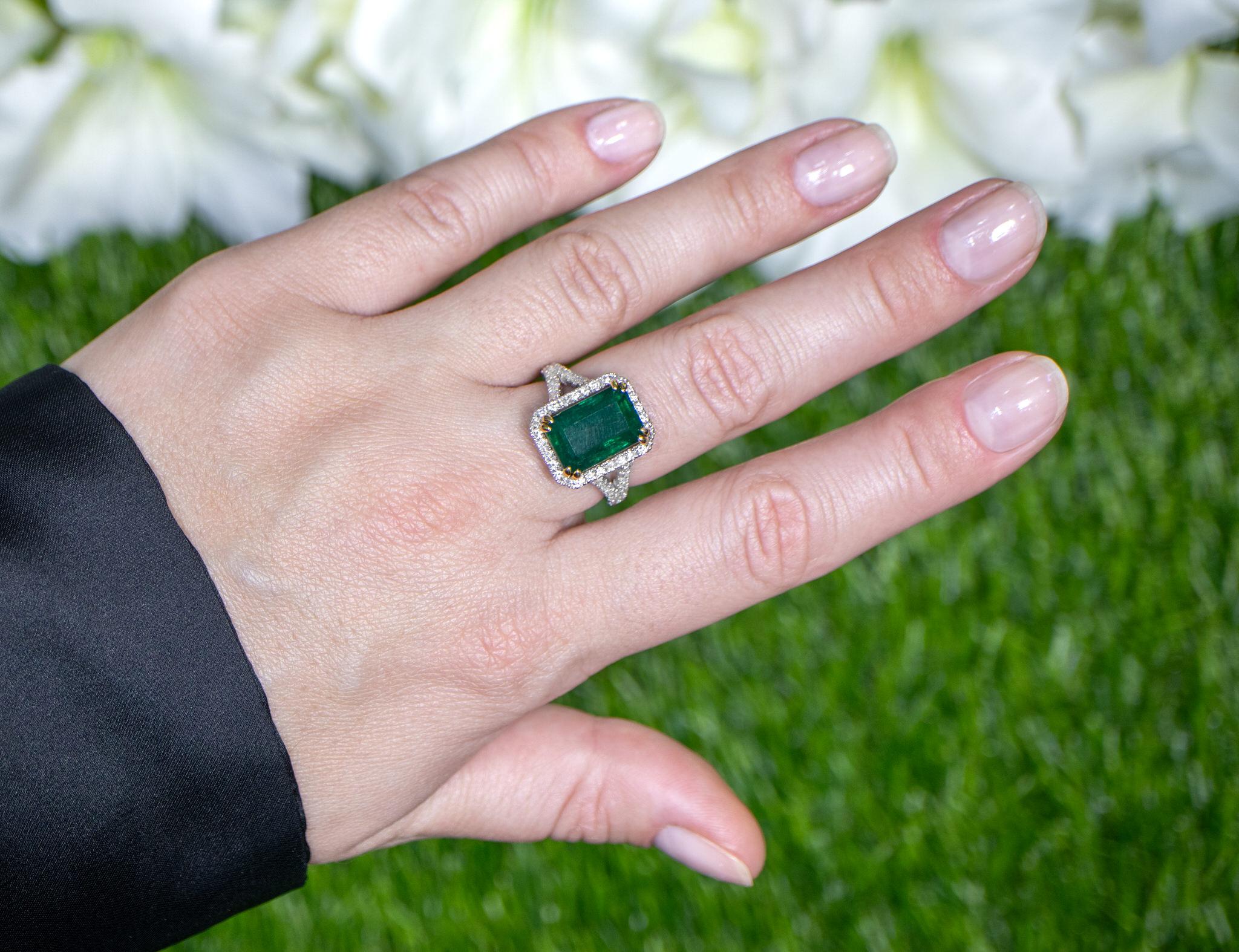 Contemporary Emerald Ring With Diamond Setting 7.18 Carats 18K Gold For Sale