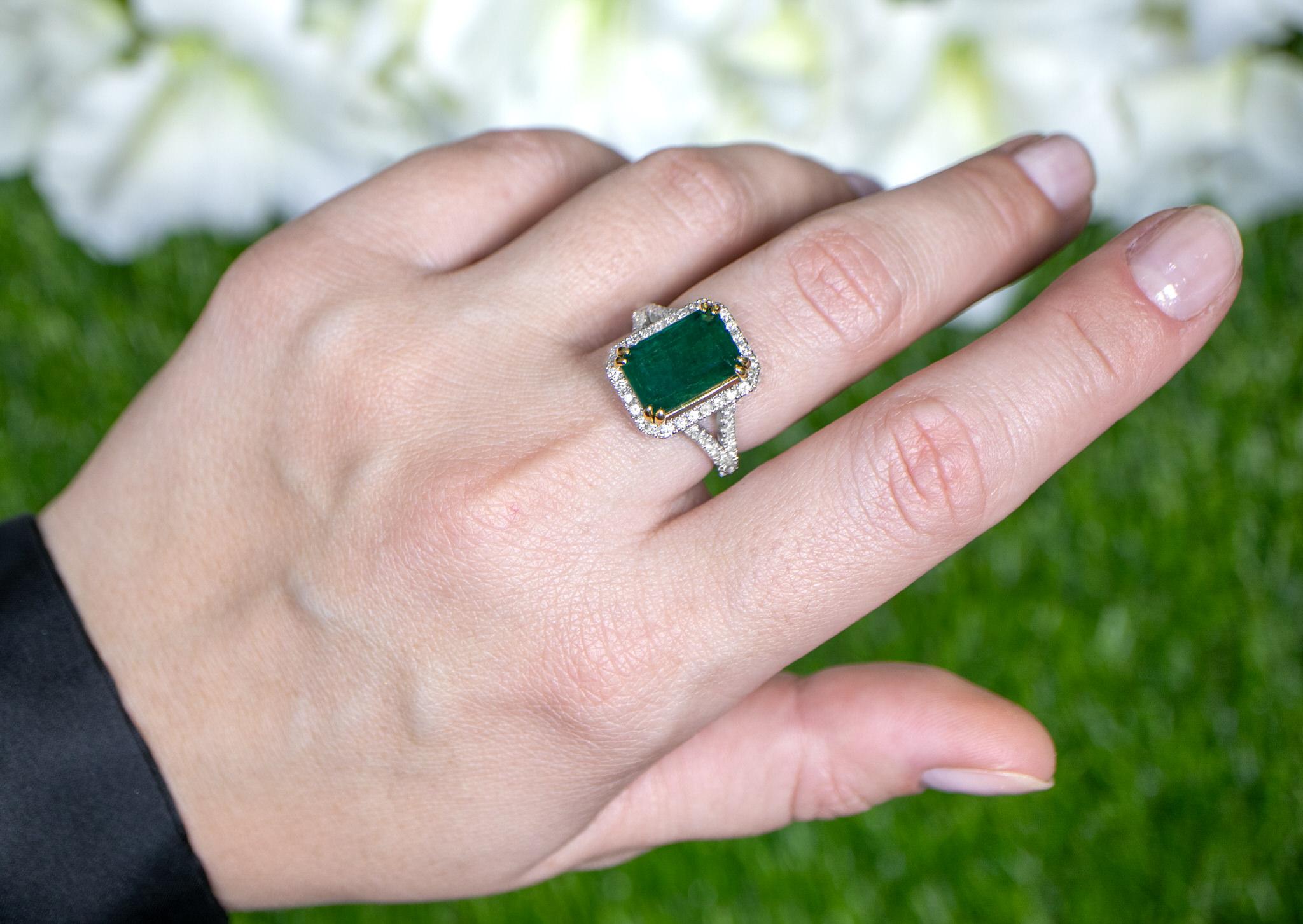 Smaragdring mit 7,18 Karat 18K Gold Smaragd mit Diamantfassung im Zustand „Hervorragend“ im Angebot in Aliso Viejo, CA