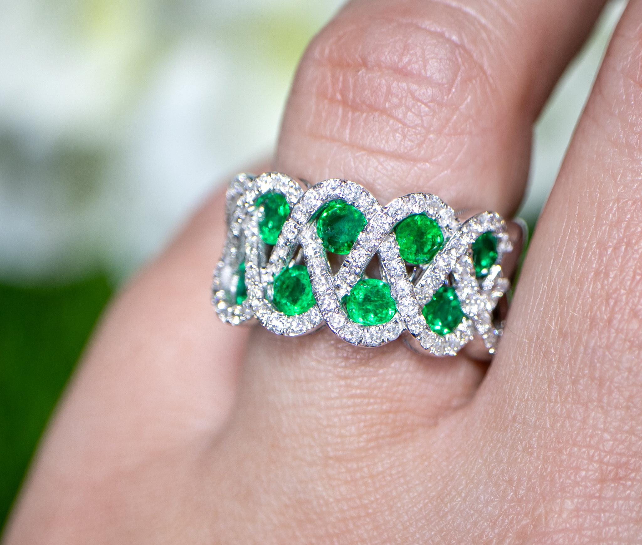Contemporary Emerald Ring With Diamonds 2.50 Carats 18K White Gold For Sale
