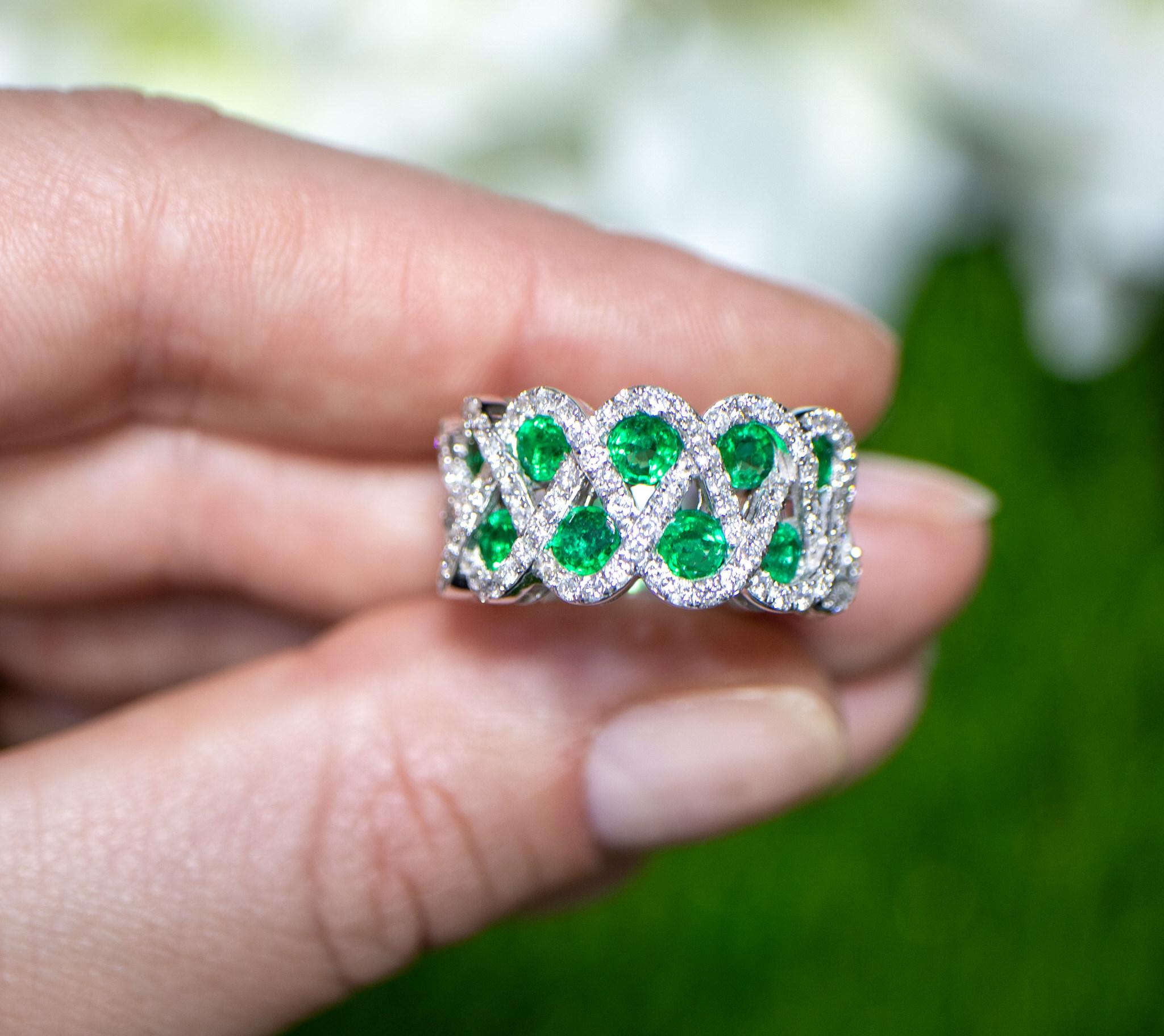 Round Cut Emerald Ring With Diamonds 2.50 Carats 18K White Gold For Sale