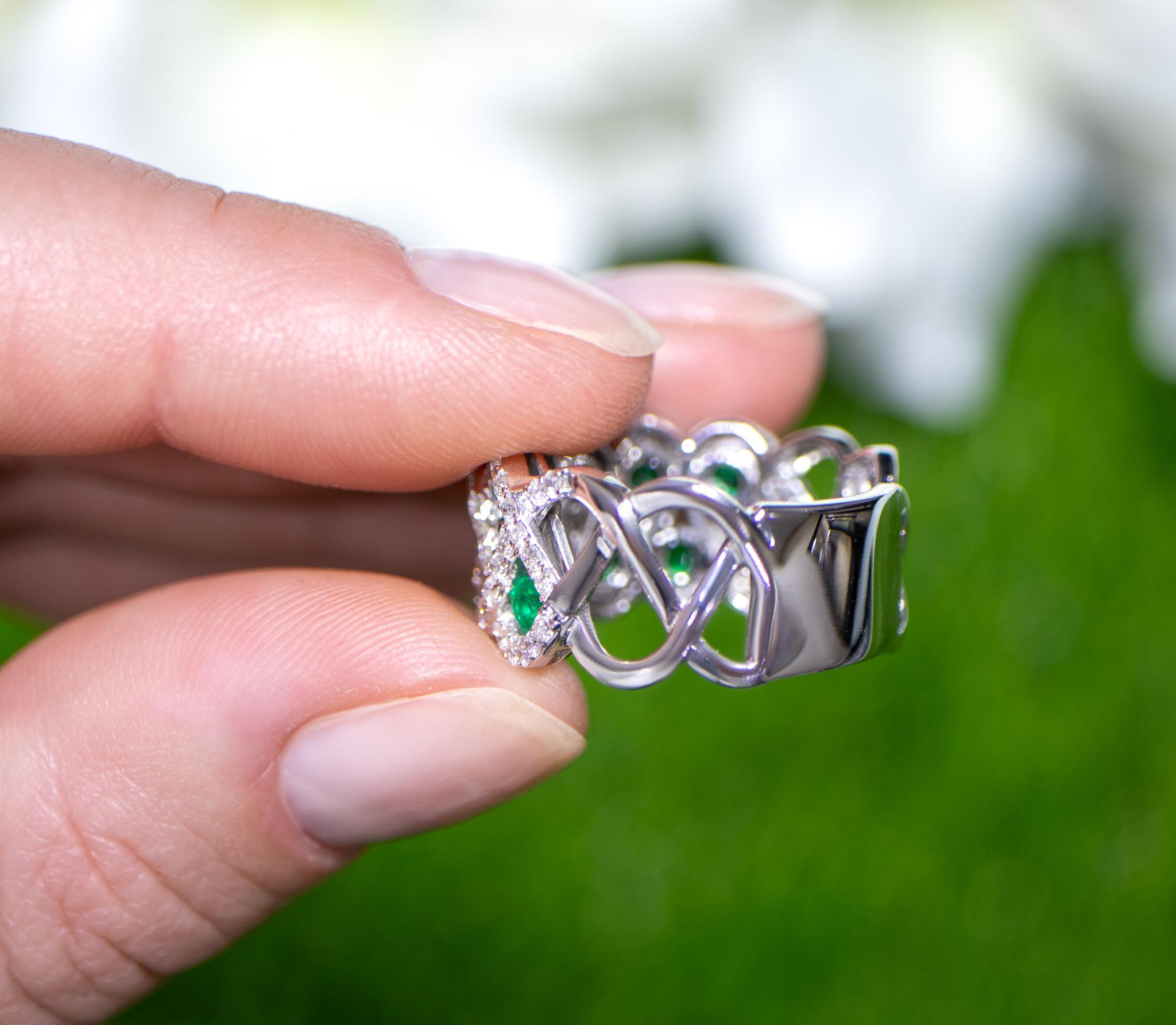 Emerald Ring With Diamonds 2.50 Carats 18K White Gold In Excellent Condition For Sale In Aliso Viejo, CA