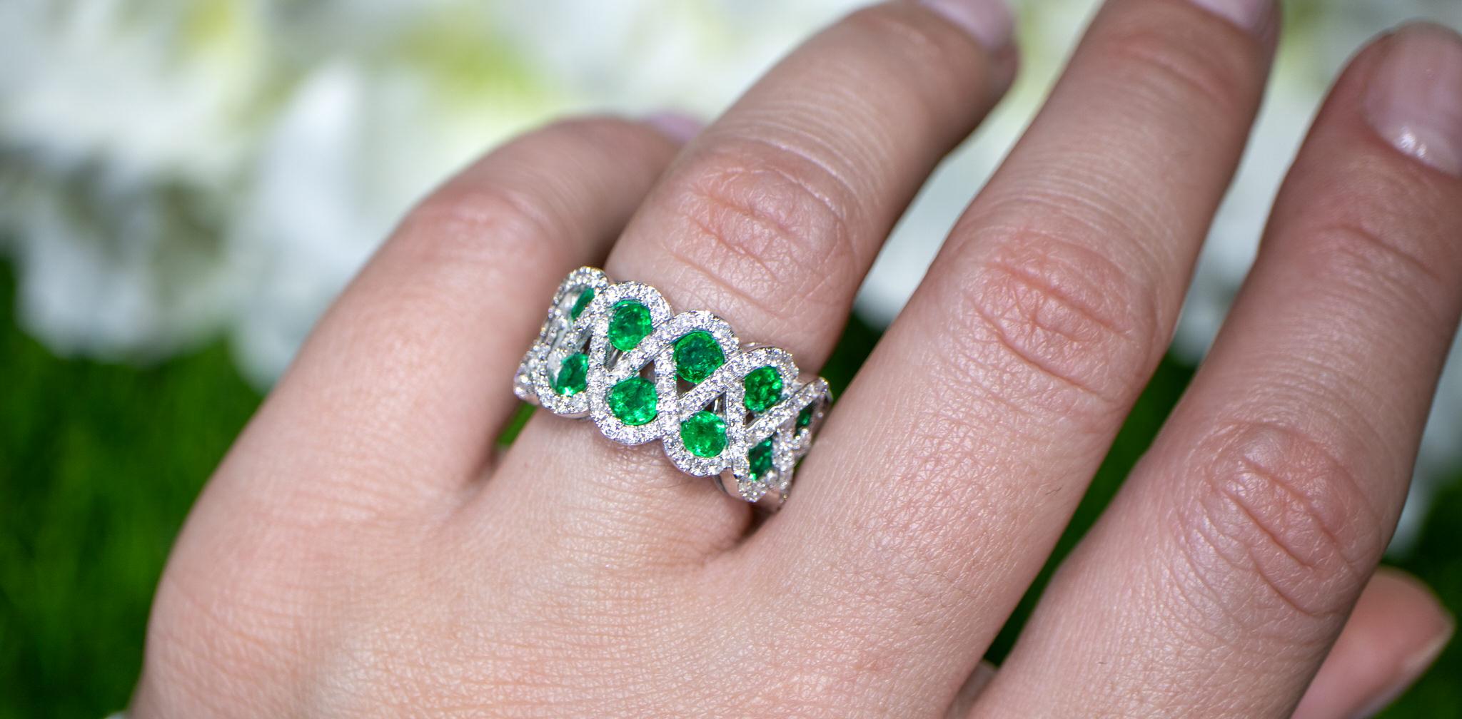 Women's or Men's Emerald Ring With Diamonds 2.50 Carats 18K White Gold For Sale
