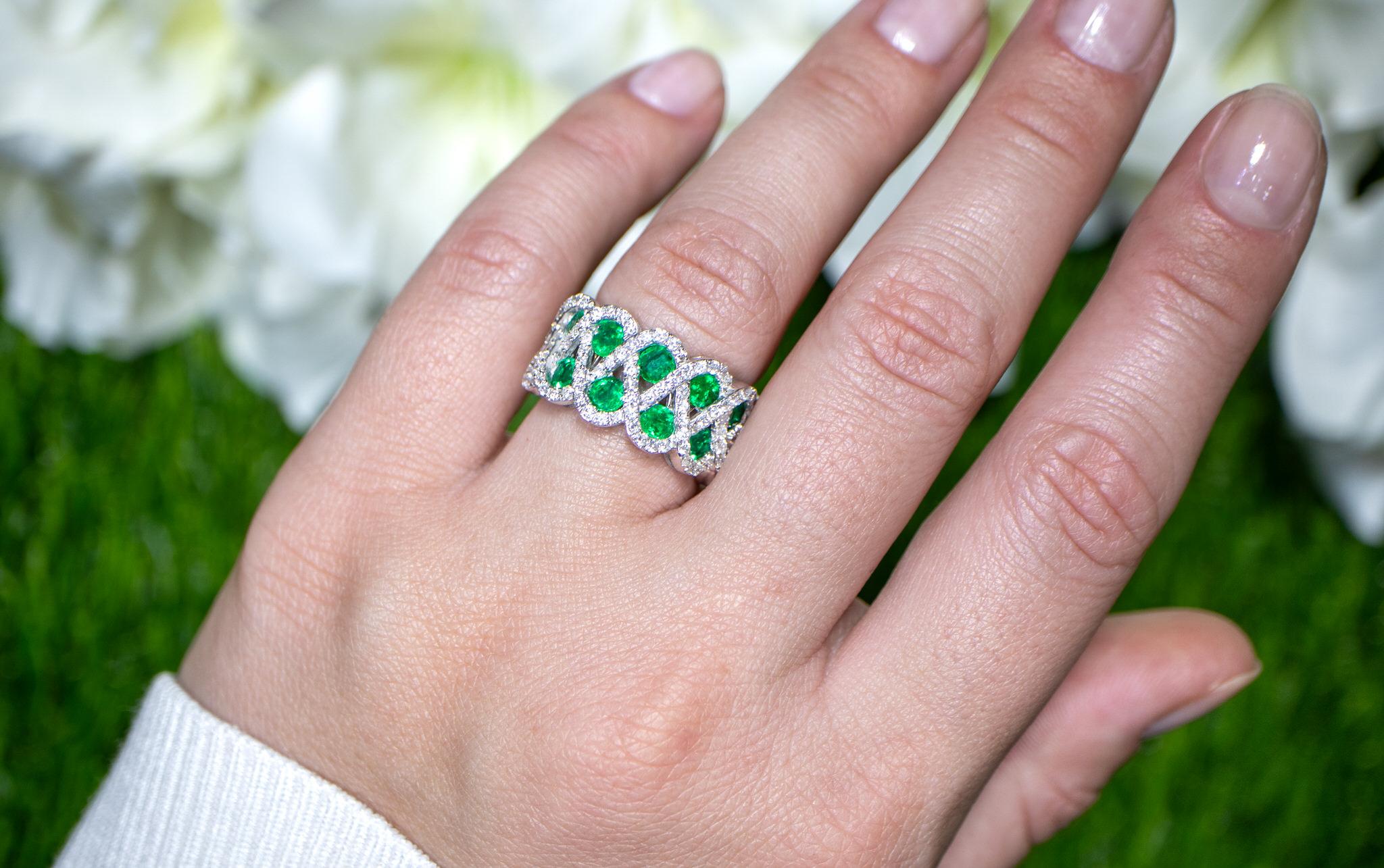 Emerald Ring With Diamonds 2.50 Carats 18K White Gold For Sale 1