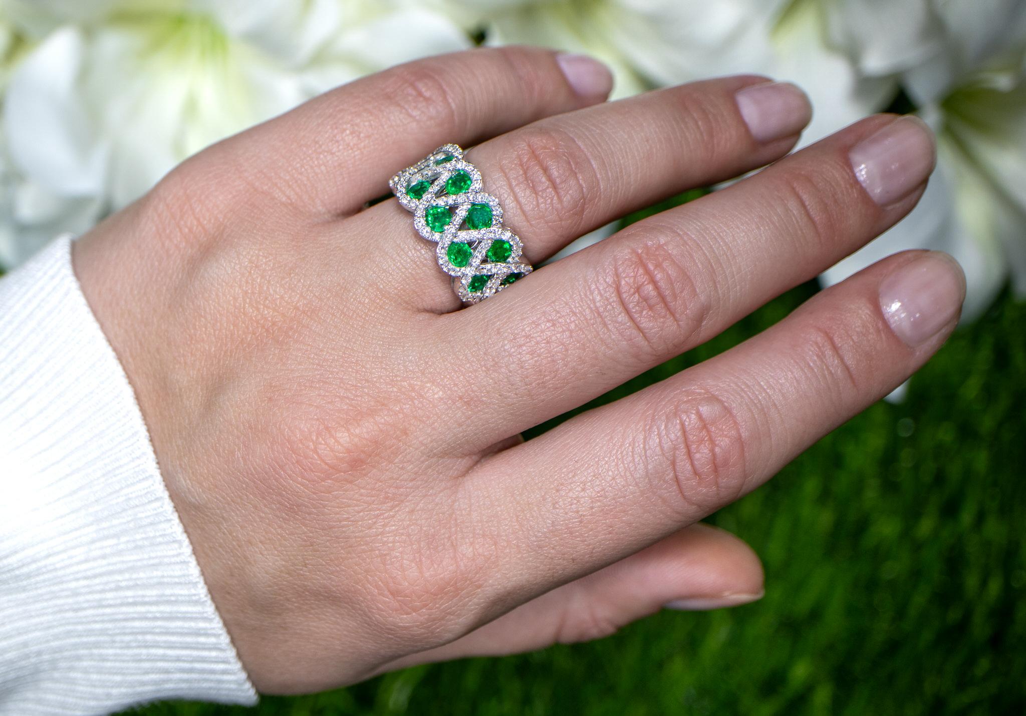 Emerald Ring With Diamonds 2.50 Carats 18K White Gold For Sale 2