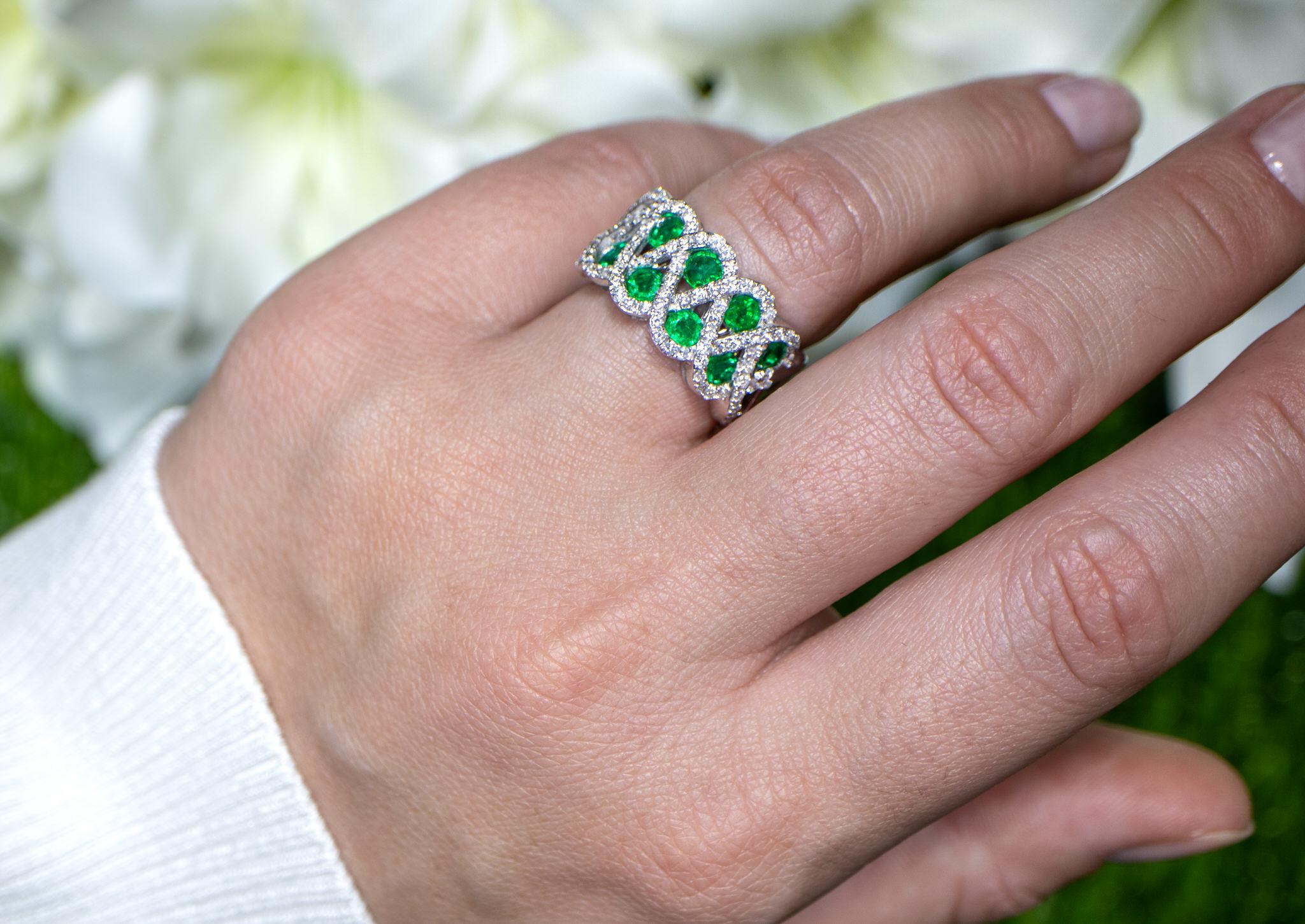 Emerald Ring With Diamonds 2.50 Carats 18K White Gold For Sale 3