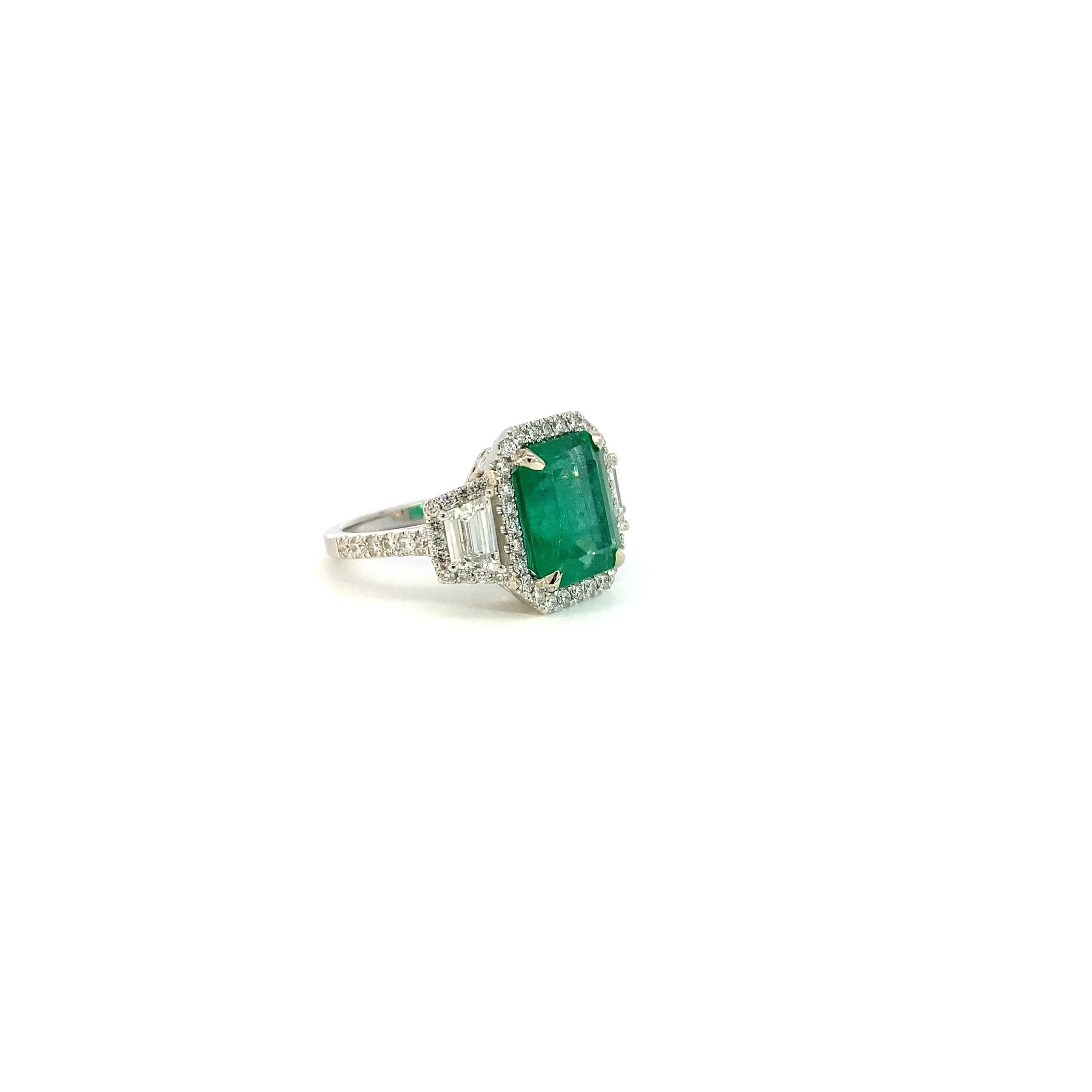 Smaragdring mit Diamanten aus 18 Karat Gold im Zustand „Neu“ im Angebot in LA, CA