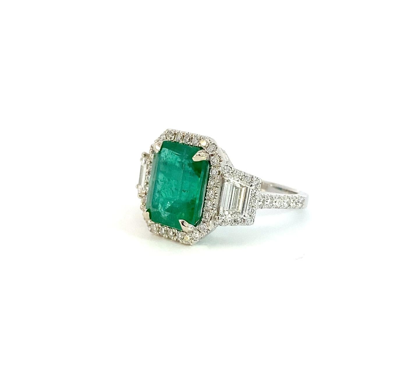 Smaragdring mit Diamanten aus 18 Karat Gold Damen im Angebot