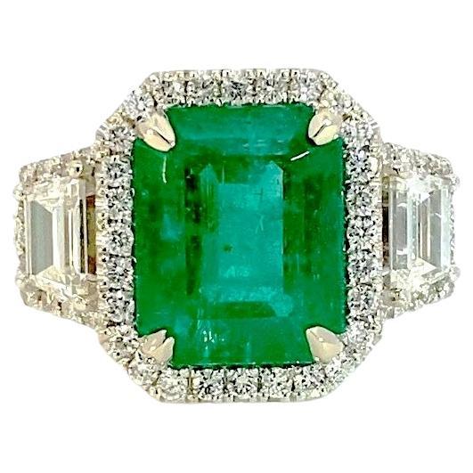 Smaragdring mit Diamanten aus 18 Karat Gold (Moderne) im Angebot