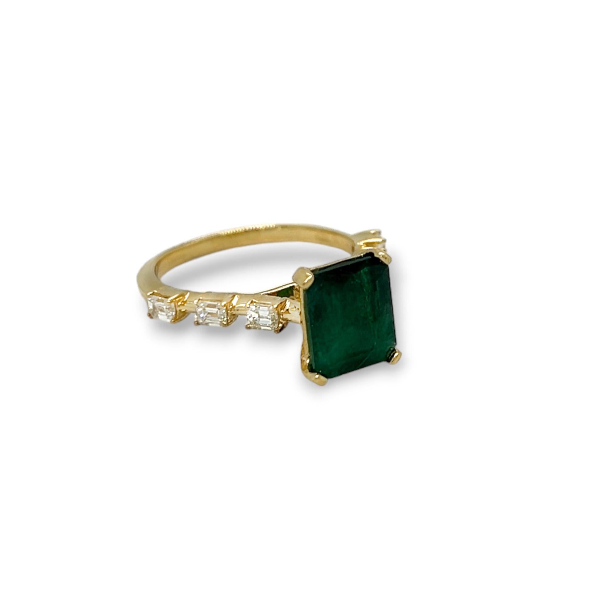 Dieser wunderschöne Ring hat einen Mittelstein im Smaragdschliff von 1,95 ct und wird von 0,54 (insgesamt ct) seitlichen Diamanten im Smaragdschliff erhellt. Die seitlichen Diamanten haben die Farbe H/I und die Reinheit VS. Fassung aus 14k Gelbgold.