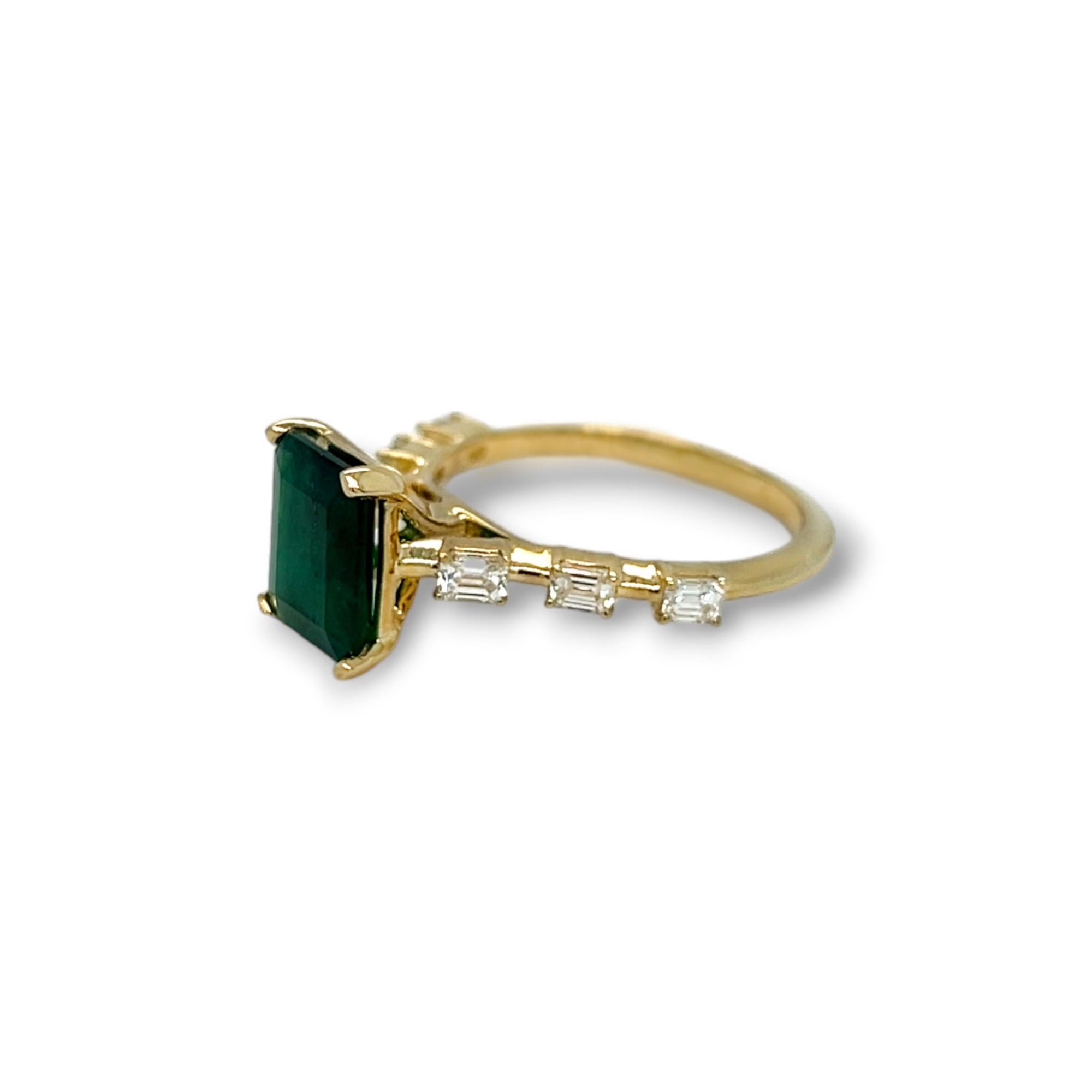 Smaragdring mit seitlichen Diamanten im Smaragdschliff im Zustand „Neu“ im Angebot in Lewisville, TX