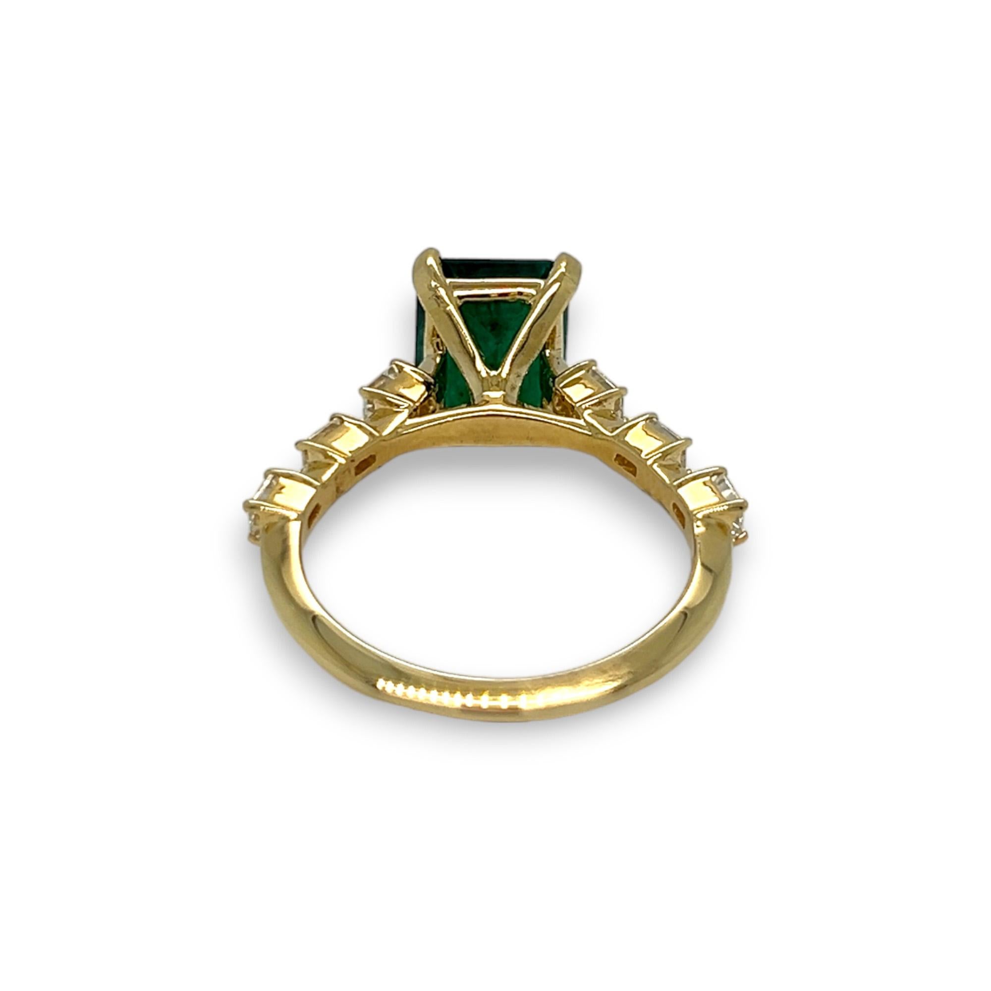 Smaragdring mit seitlichen Diamanten im Smaragdschliff für Damen oder Herren im Angebot
