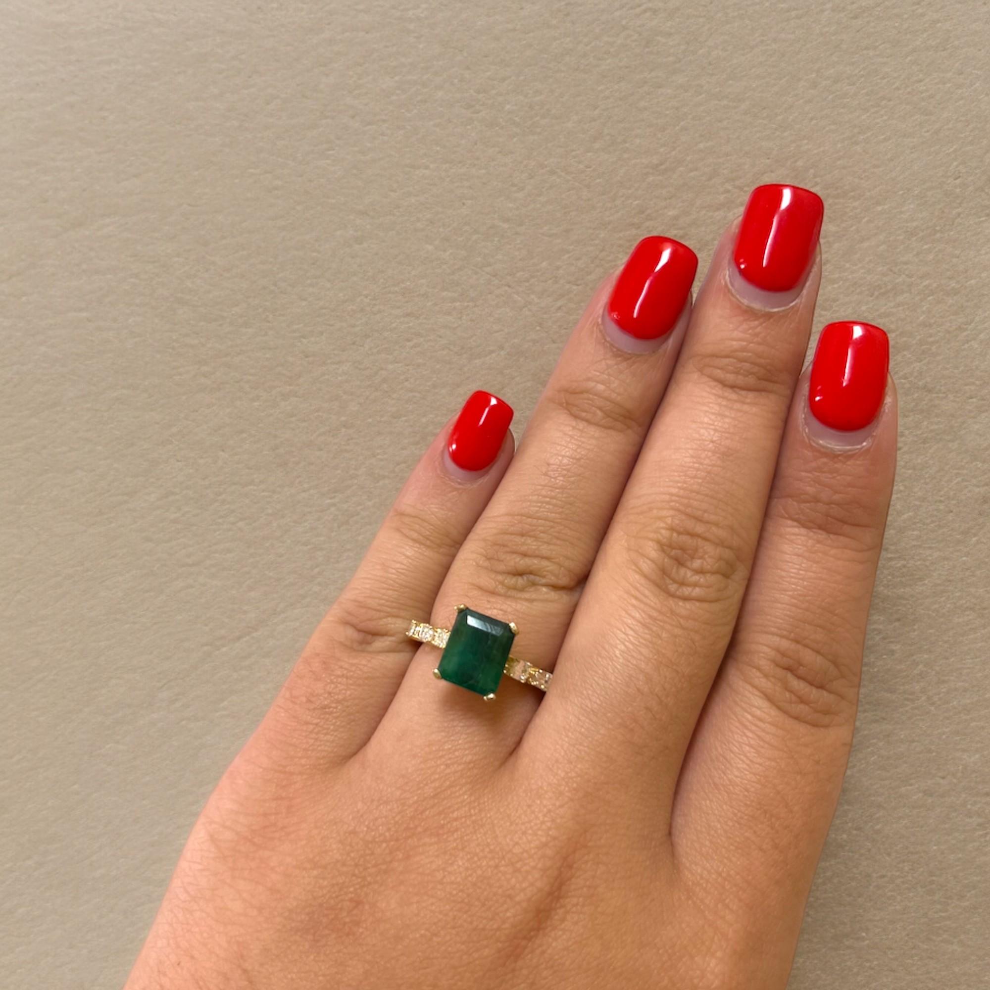 Smaragdring mit seitlichen Diamanten im Smaragdschliff im Angebot 1