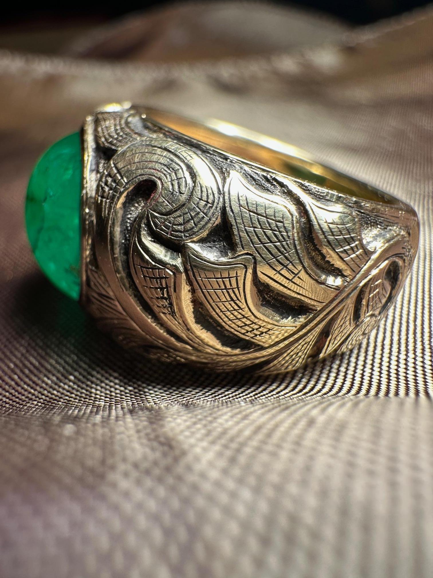 Emerald Ring with Engravings In Fair Condition For Sale In London, GB