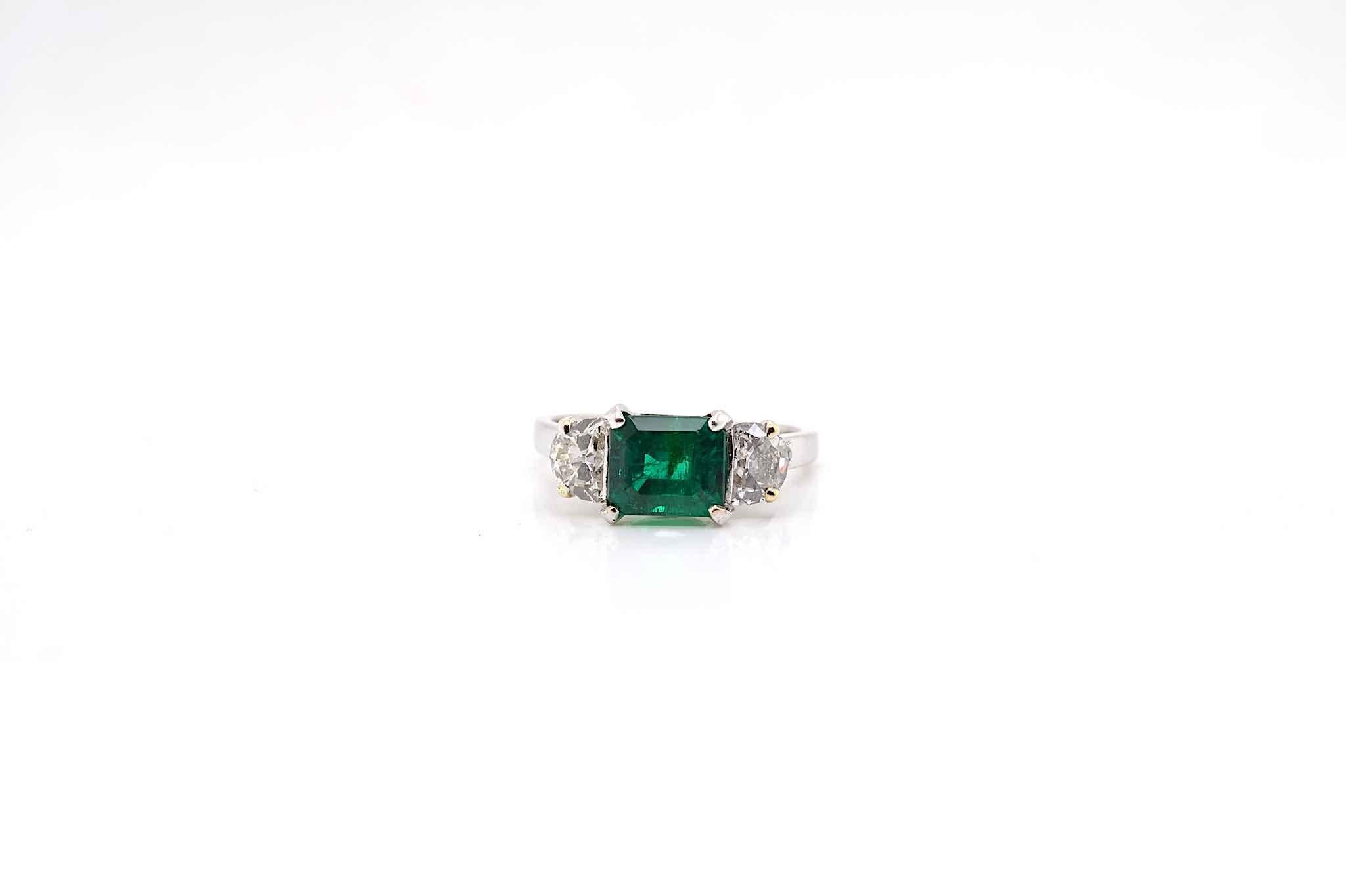 Stones: 2 carats emerald and diamonds
half-moons for a total weight of 0.85 carats.
Material: Platinum
Dimensions:
Weight: 5.8g
Size: 54.5 (free sizing)
Certificate
Ref. :24771