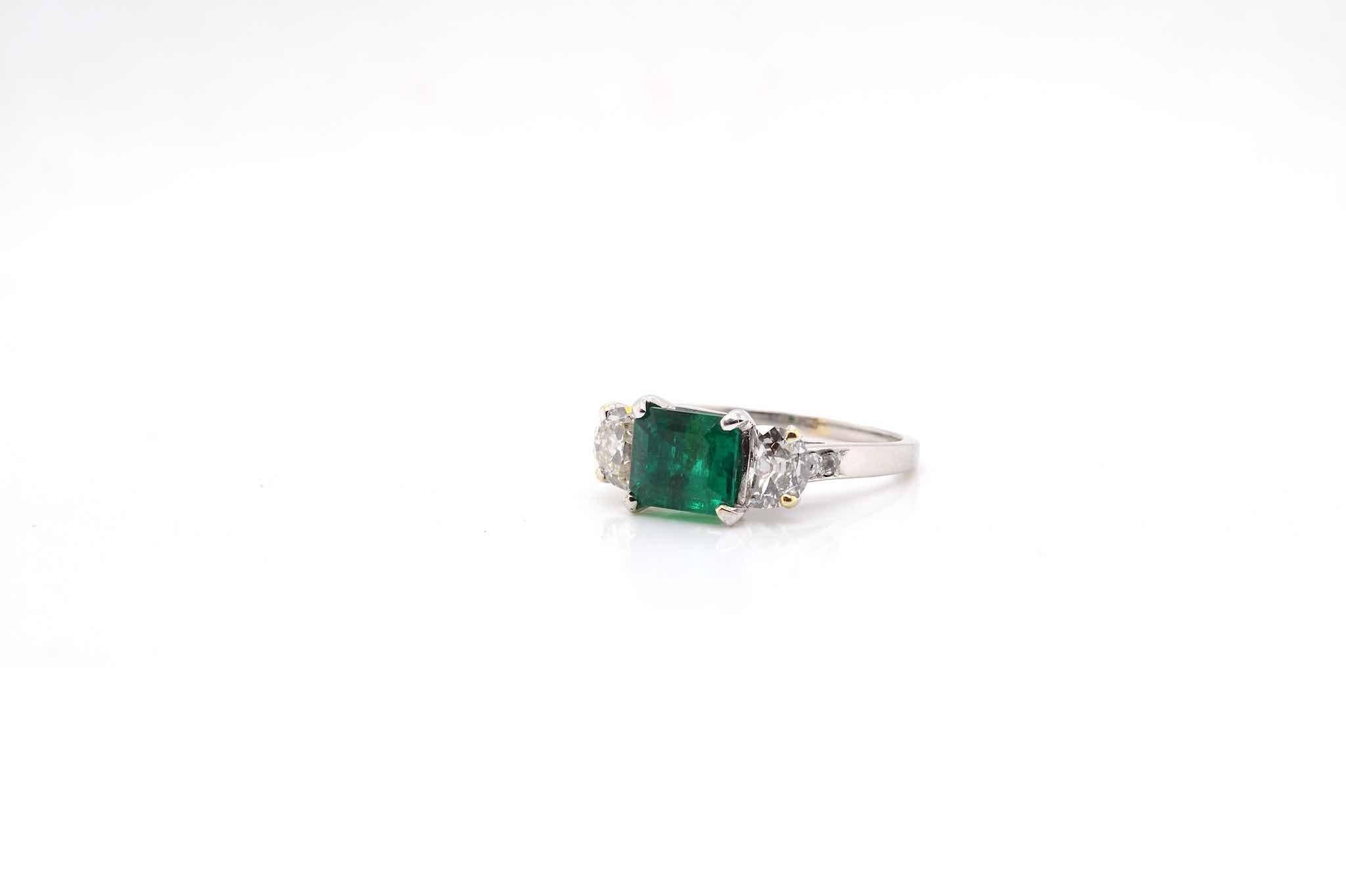 Emerald ring with half-moon diamonds In Good Condition In PARIS, FR