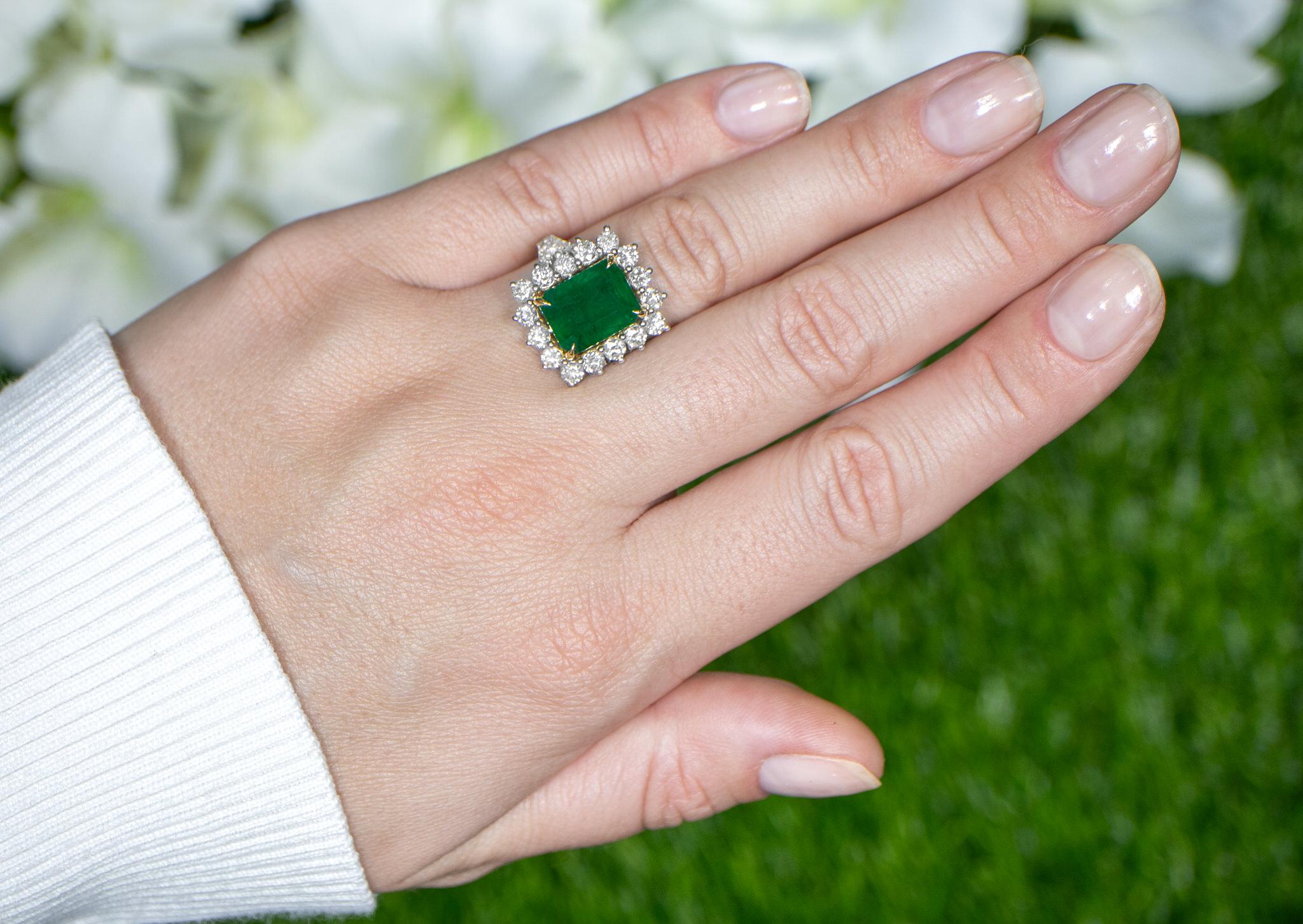 Contemporary Emerald Ring With Round Diamond Halo 6.39 Carats 18K Gold For Sale