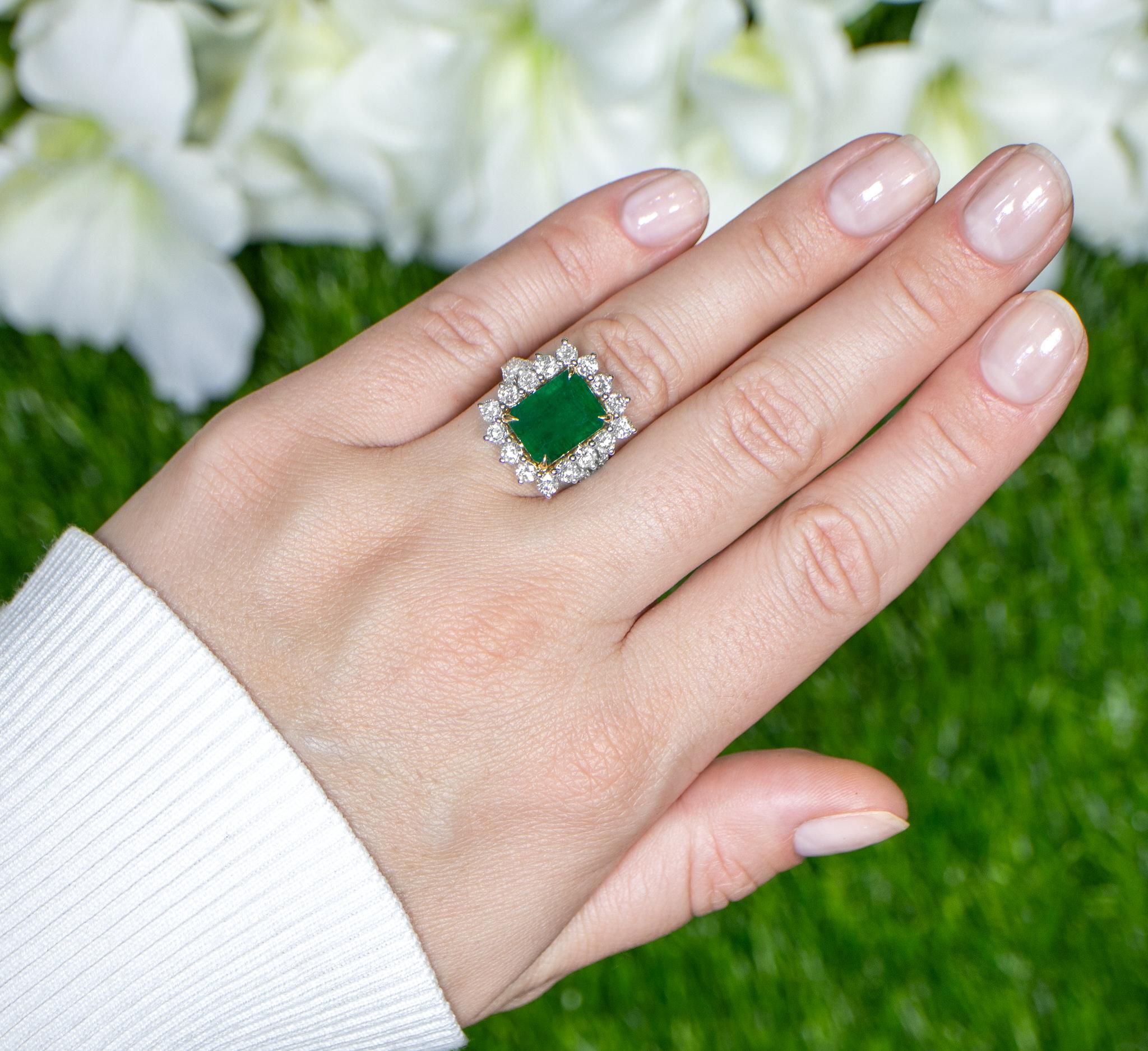 Women's Emerald Ring With Round Diamond Halo 6.39 Carats 18K Gold For Sale