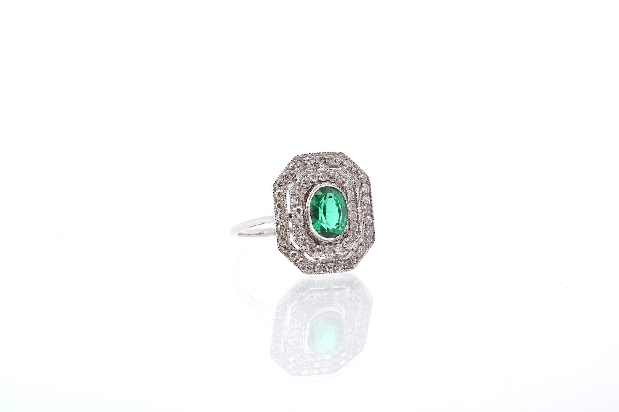 Oval Cut Emerald ring with surrounding diamonds For Sale