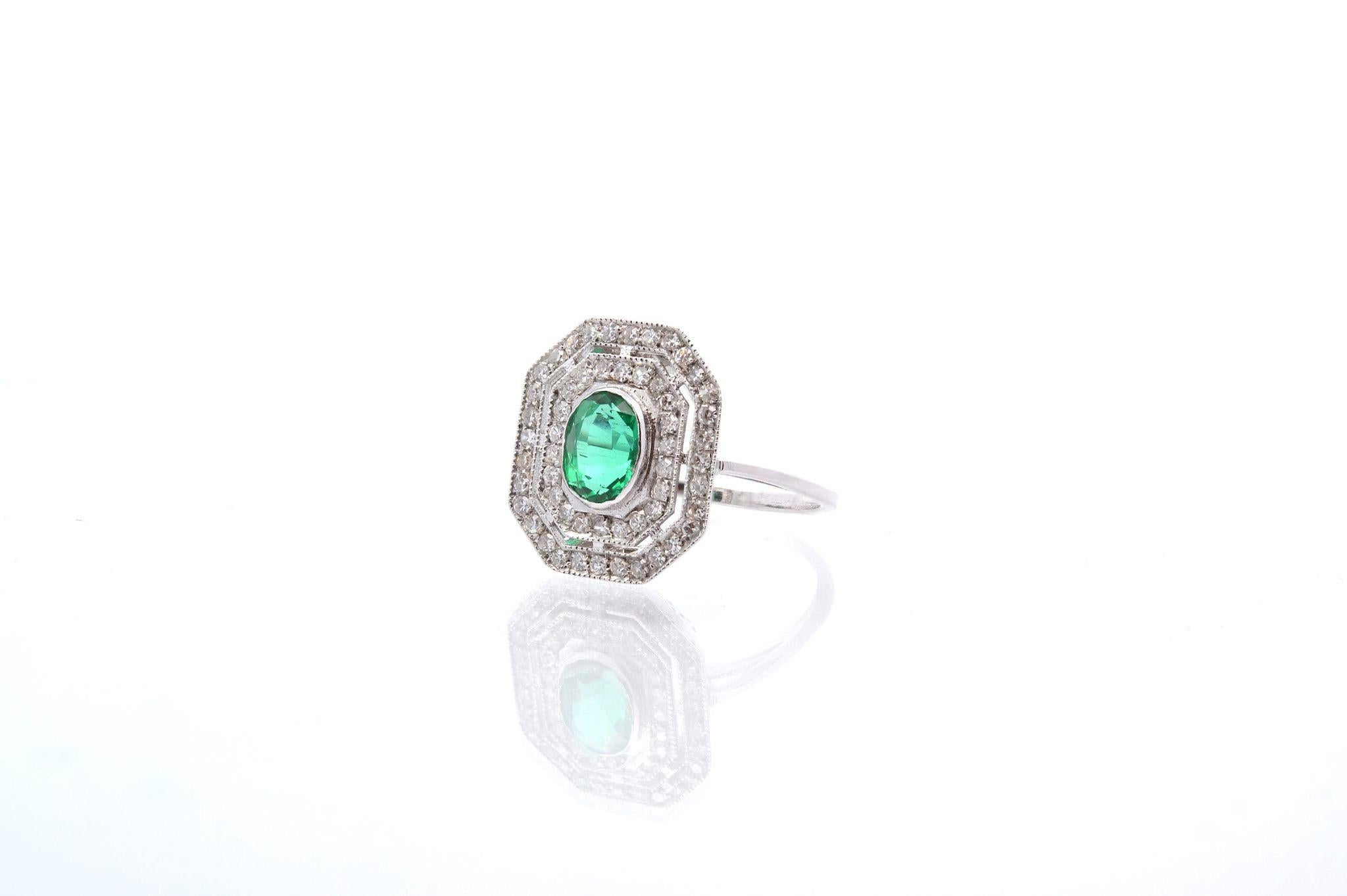 Emerald ring with surrounding diamonds In Good Condition For Sale In PARIS, FR