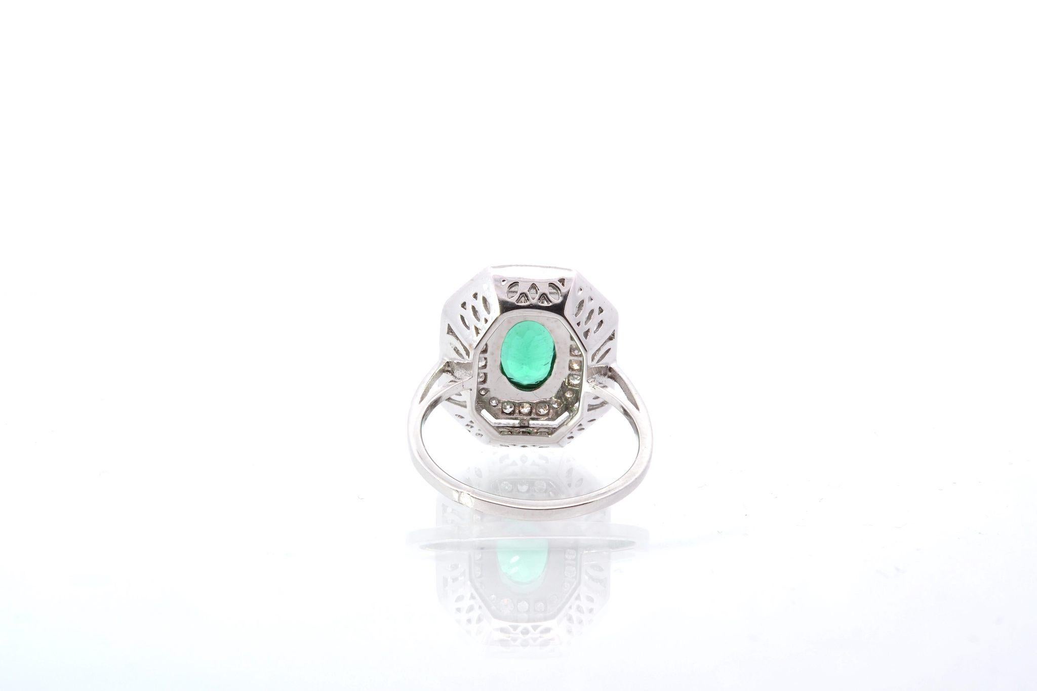 Women's or Men's Emerald ring with surrounding diamonds For Sale