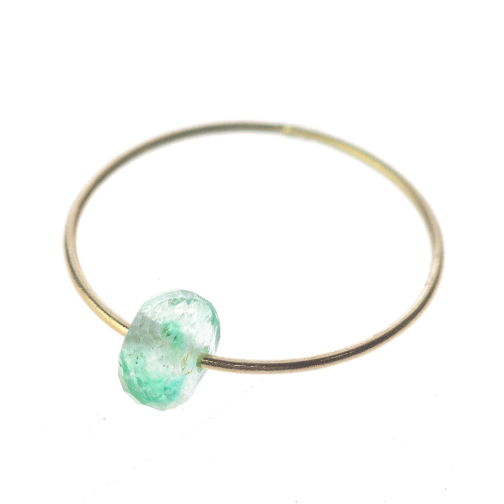 Signaturring INTINI Jewels Earth Planet. Zeitgenössisches Ringdesign aus 18 Karat Roségold mit einem kostbaren Smaragdrondell mit natürlicher Farbe.  Leidenschaft und Intensität in einem Juwel vereint. Freuen Sie sich auf ein starkes,