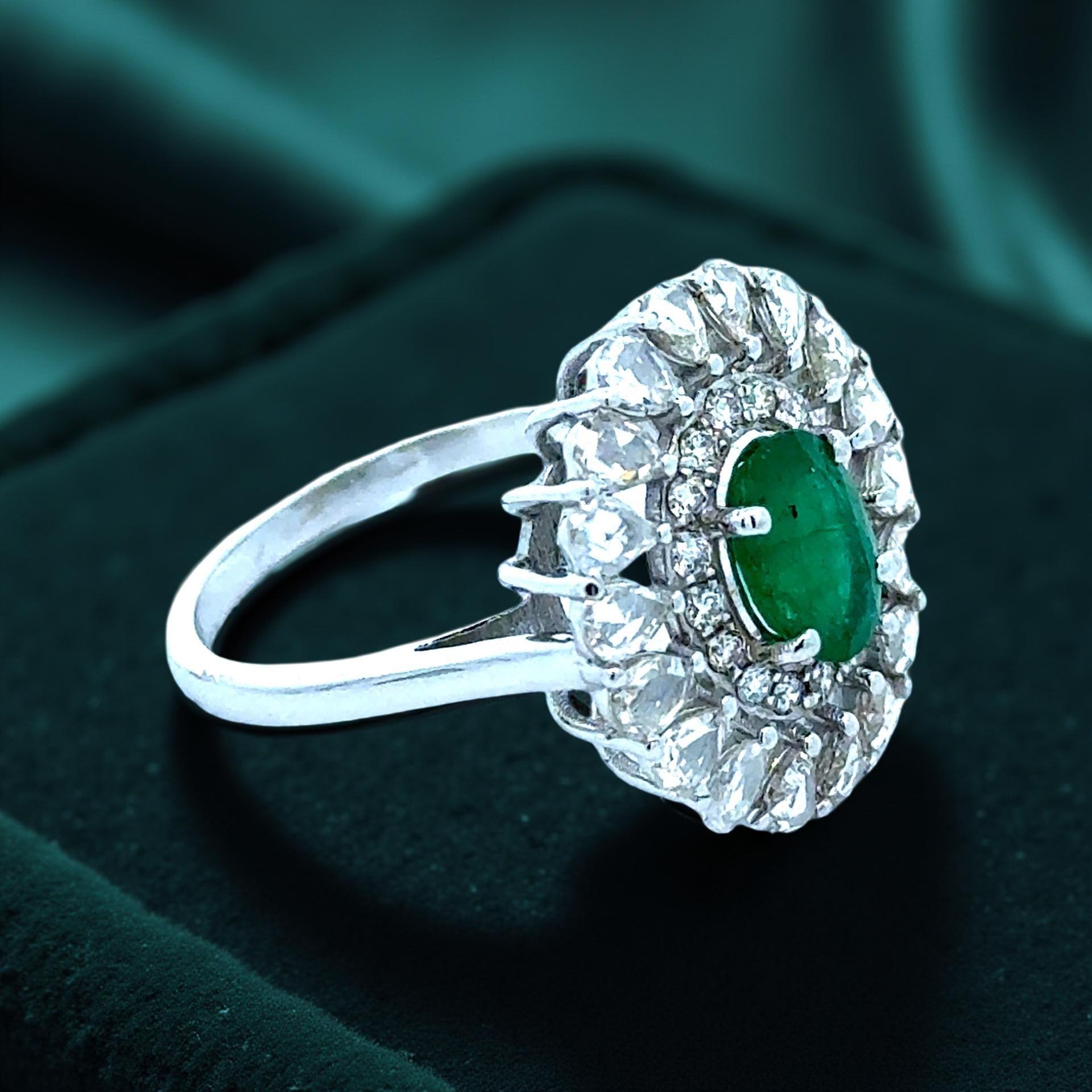 Anello di tenuta, 1 smeraldo ovale da 1,10 carati, diamante a taglio misto (taglio rosa e RBC) da 1,36 carati  H-I VS2-SI1, oro bianco 18 carati 5,43 g. Taglia 6.5

Tipo di gioiello : Anello
Tipo di metallo: oro bianco 18 carati
Peso del metallo: