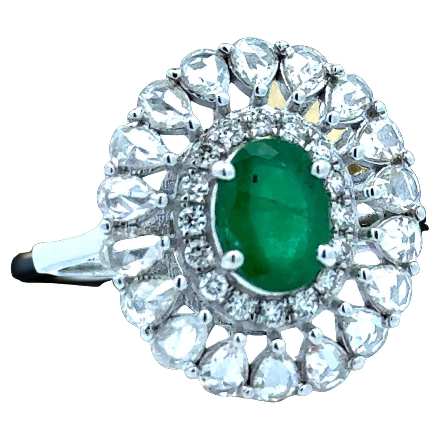 Anello con smeraldo e diamante taglio rosa in oro bianco 18 carati in vendita
