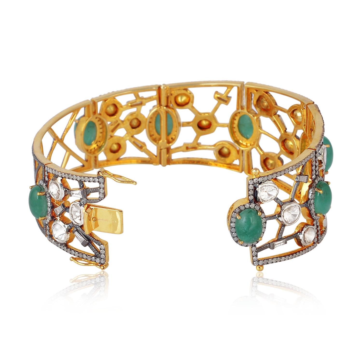 Manschettenarmband mit Smaragd- und Rosenschliff-Diamanten und Grillmuster aus 18k Gold und Silber (Art déco) im Angebot