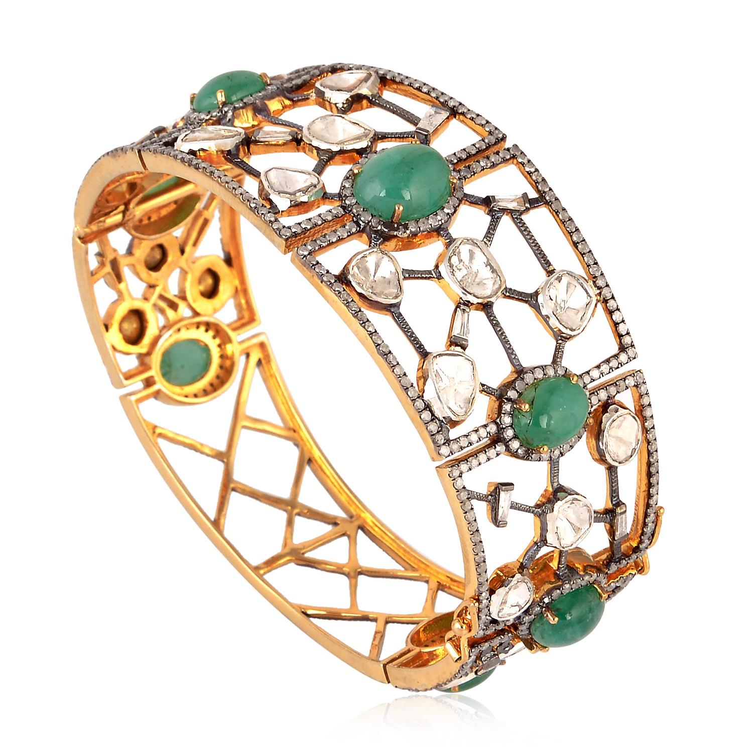 Manschettenarmband mit Smaragd- und Rosenschliff-Diamanten und Grillmuster aus 18k Gold und Silber (Gemischter Schliff) im Angebot