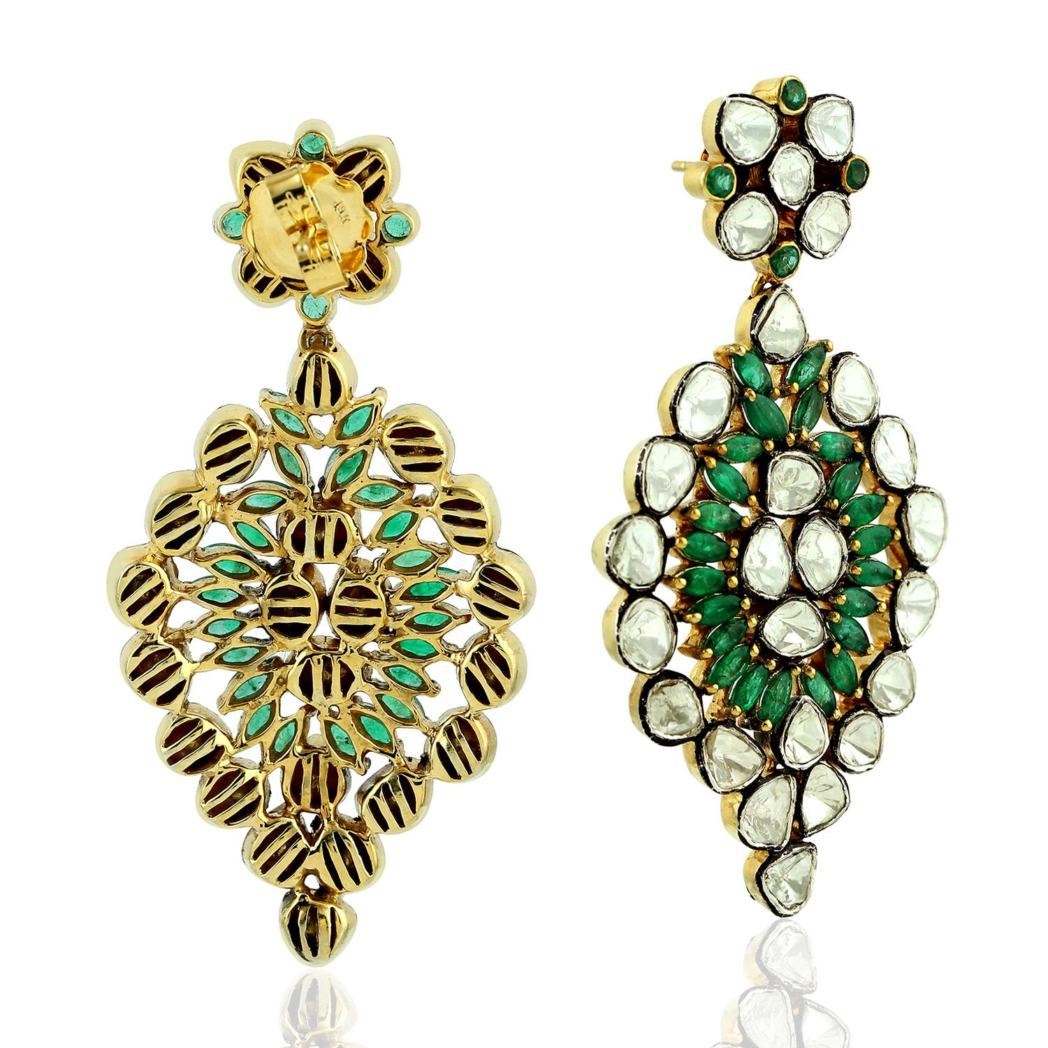 Artisan Boucles d'oreilles pendantes en or jaune 18k avec émeraudes et diamants taillés en rose en vente