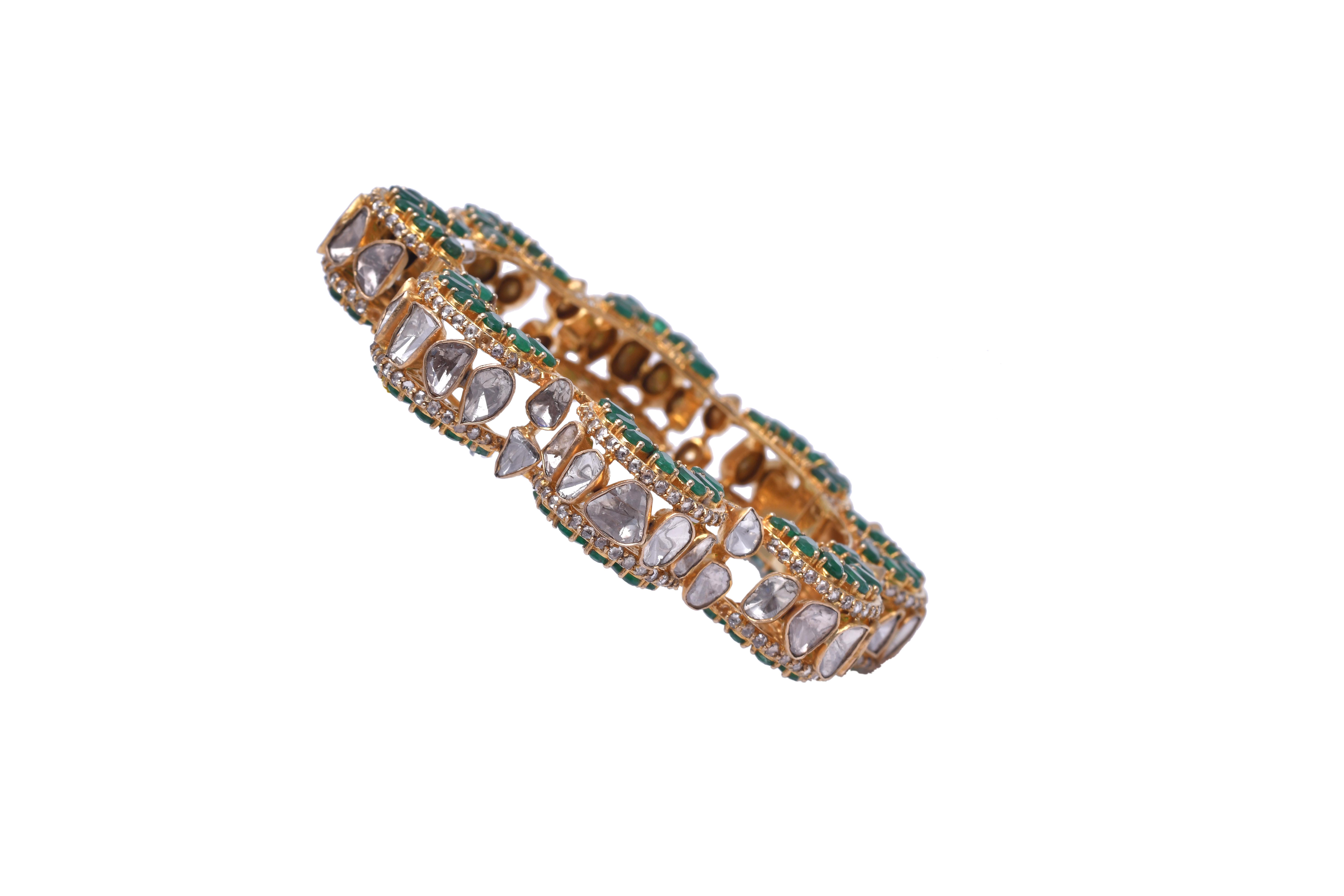 14k gold 25.20cts Emerald & 7.47cts Rosecut & 9.27cts  Polki Bracelet In New Condition For Sale In jaipur, IN