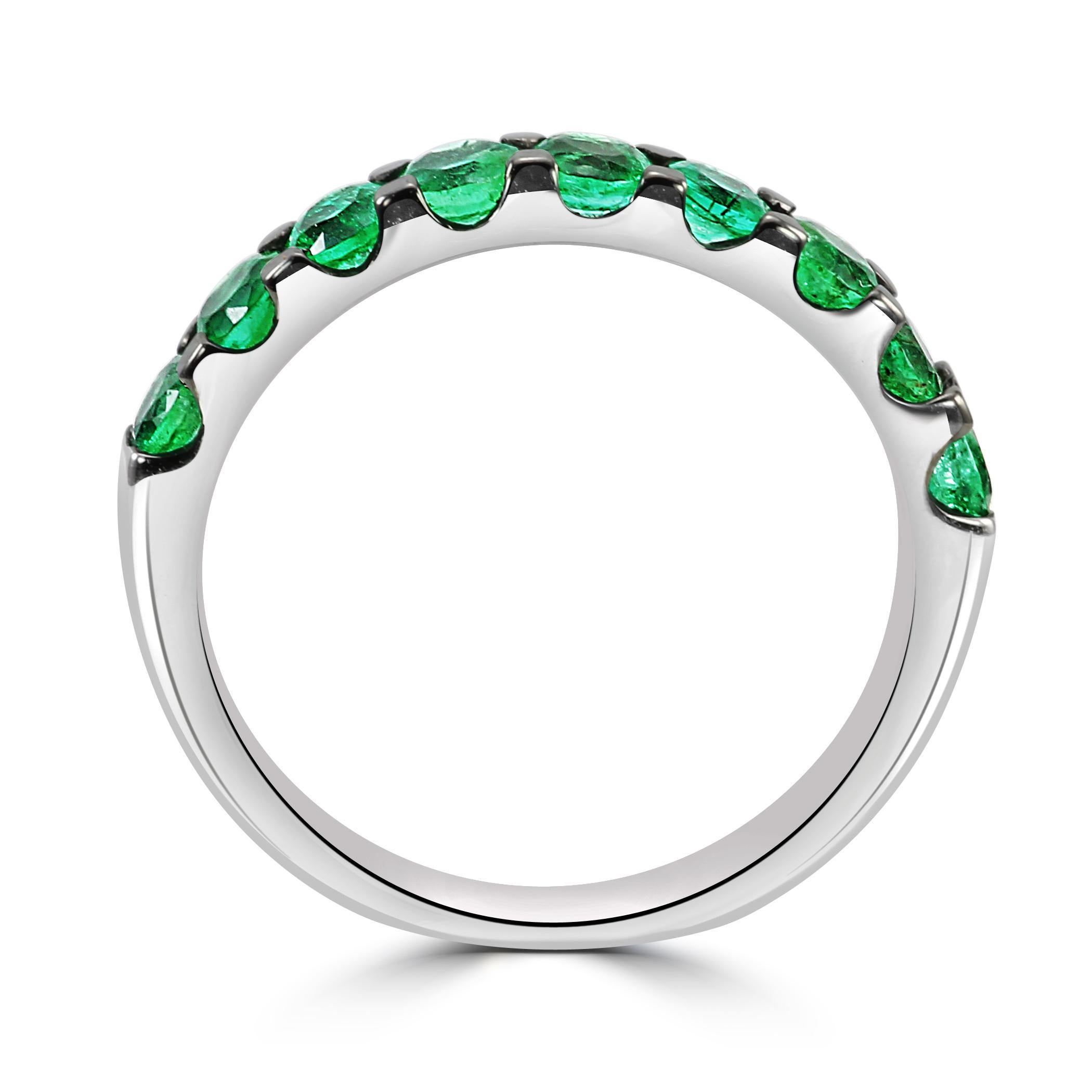 Emerald Round 18 Karat White Gold & Black Rhodium Fashion Engagement Band Ring In New Condition For Sale In New York, NY