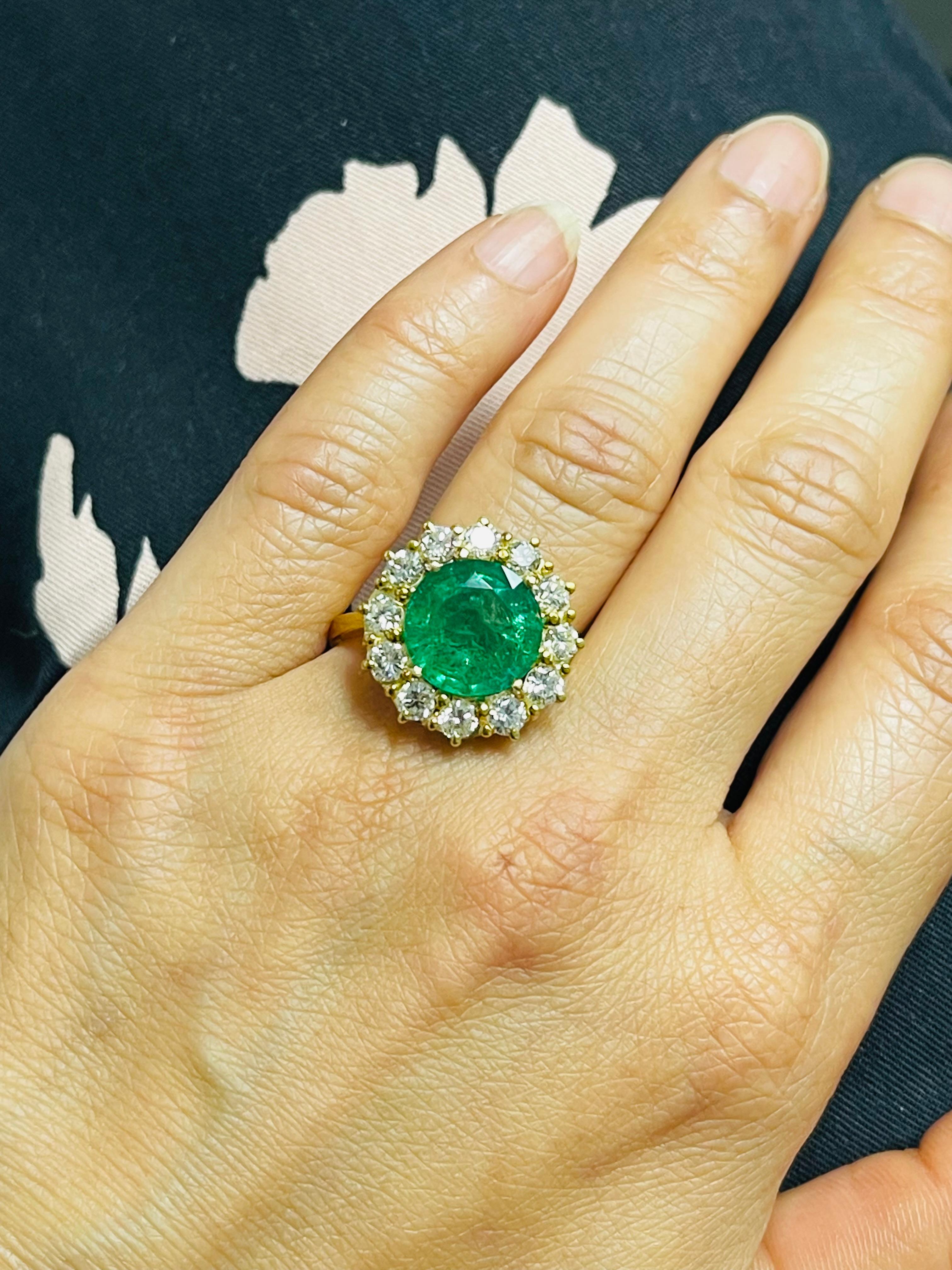 Emerald Round and Diamond Engagement Ring In 18k Yellow Gold. For Sale 3