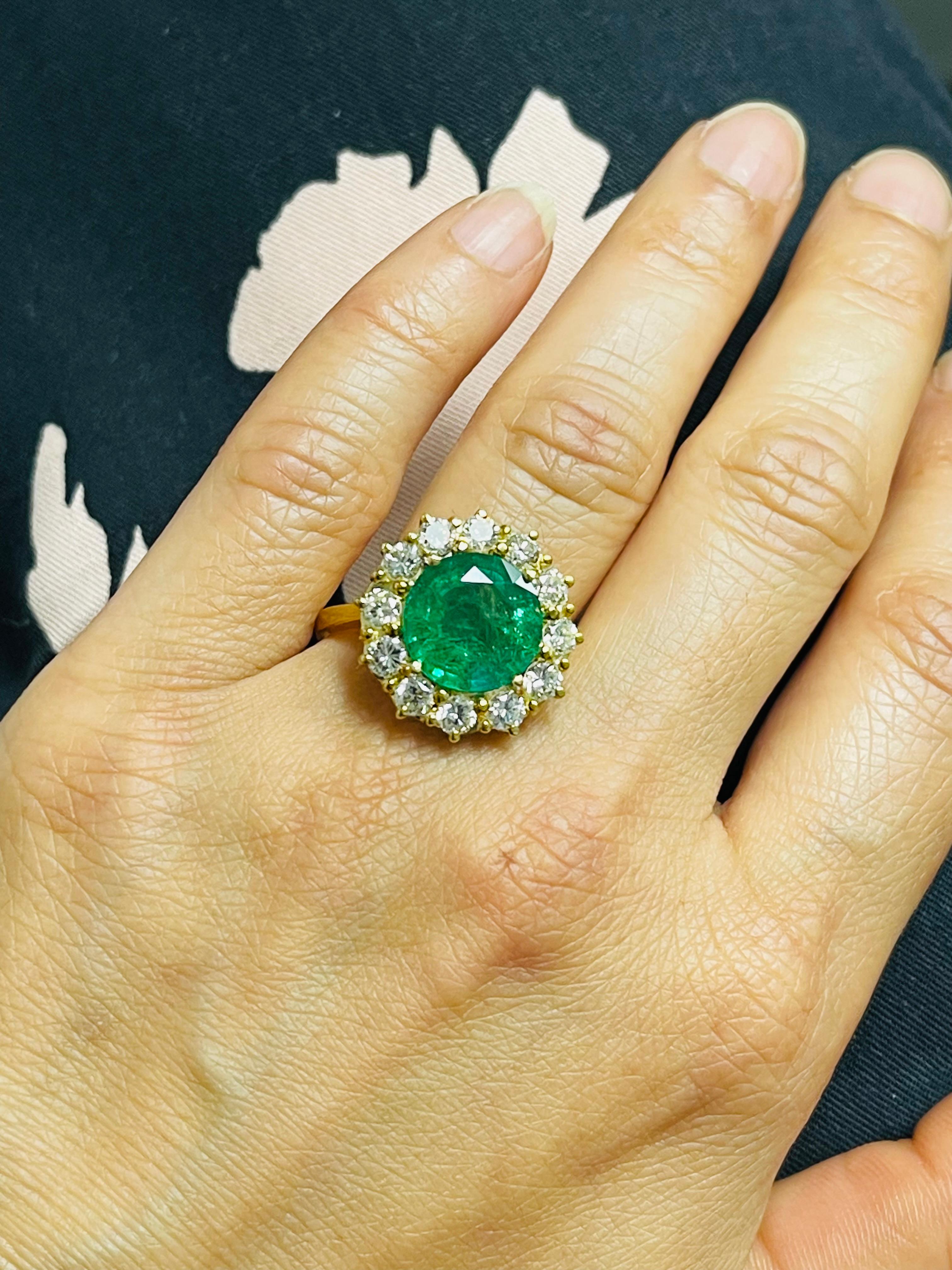 Emerald Round and Diamond Engagement Ring In 18k Yellow Gold. For Sale 4
