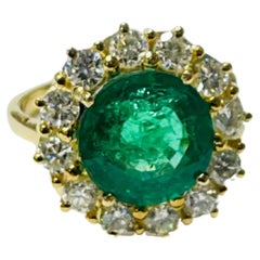 Anello di fidanzamento con smeraldo e diamante in oro giallo 18 carati.
